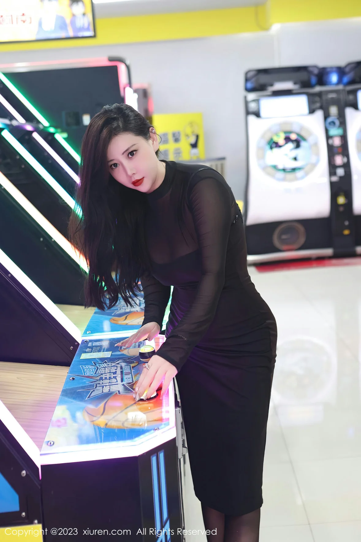  XiuRen 秀人 No.7230 王婉悠Queen 电玩城黑色薄纱性感写真 [72P]第1张