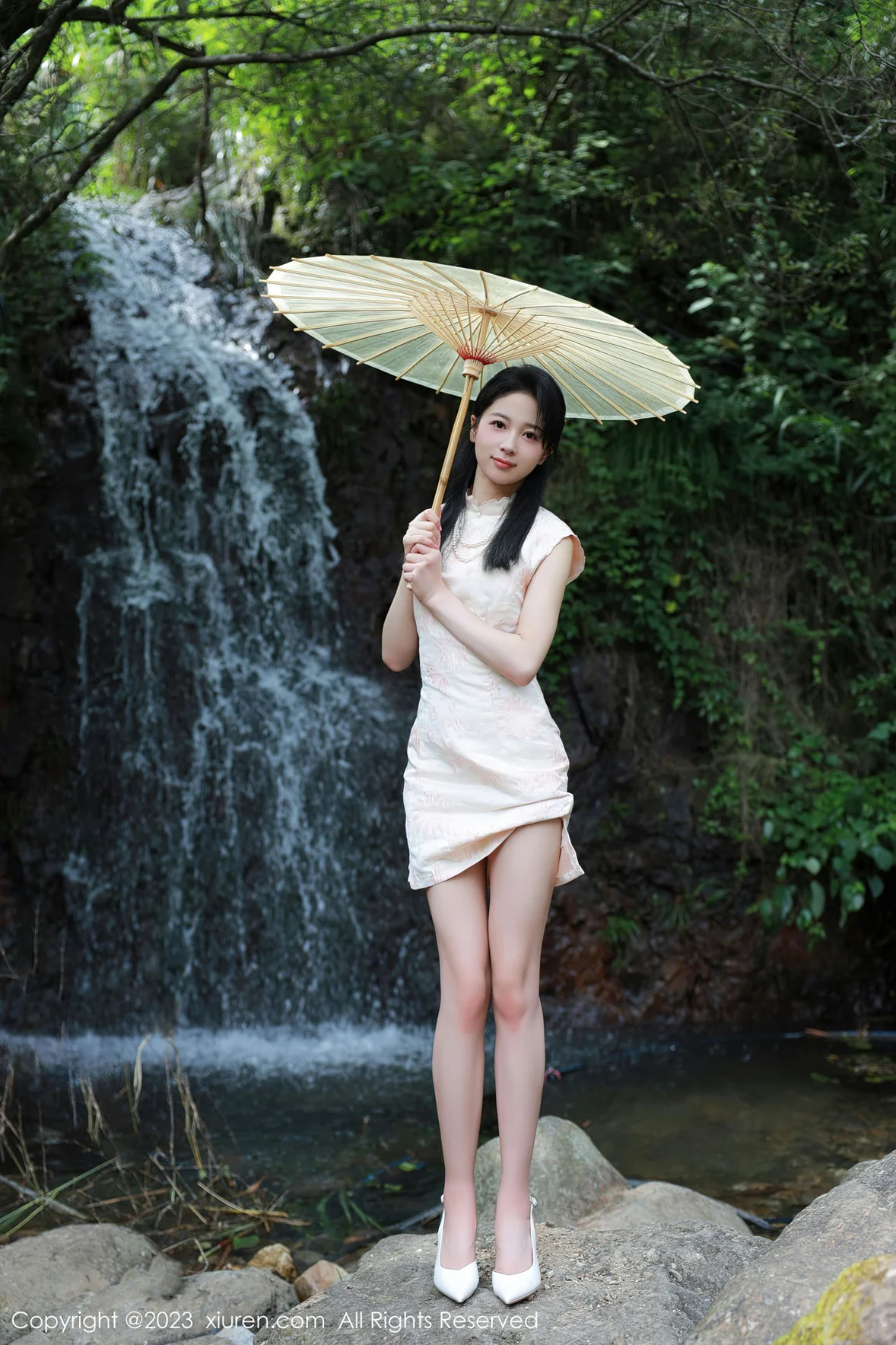  XiuRen 秀人 No.7234 糖豆sisi 户外溪边白色旗袍服饰 [61P]第1张