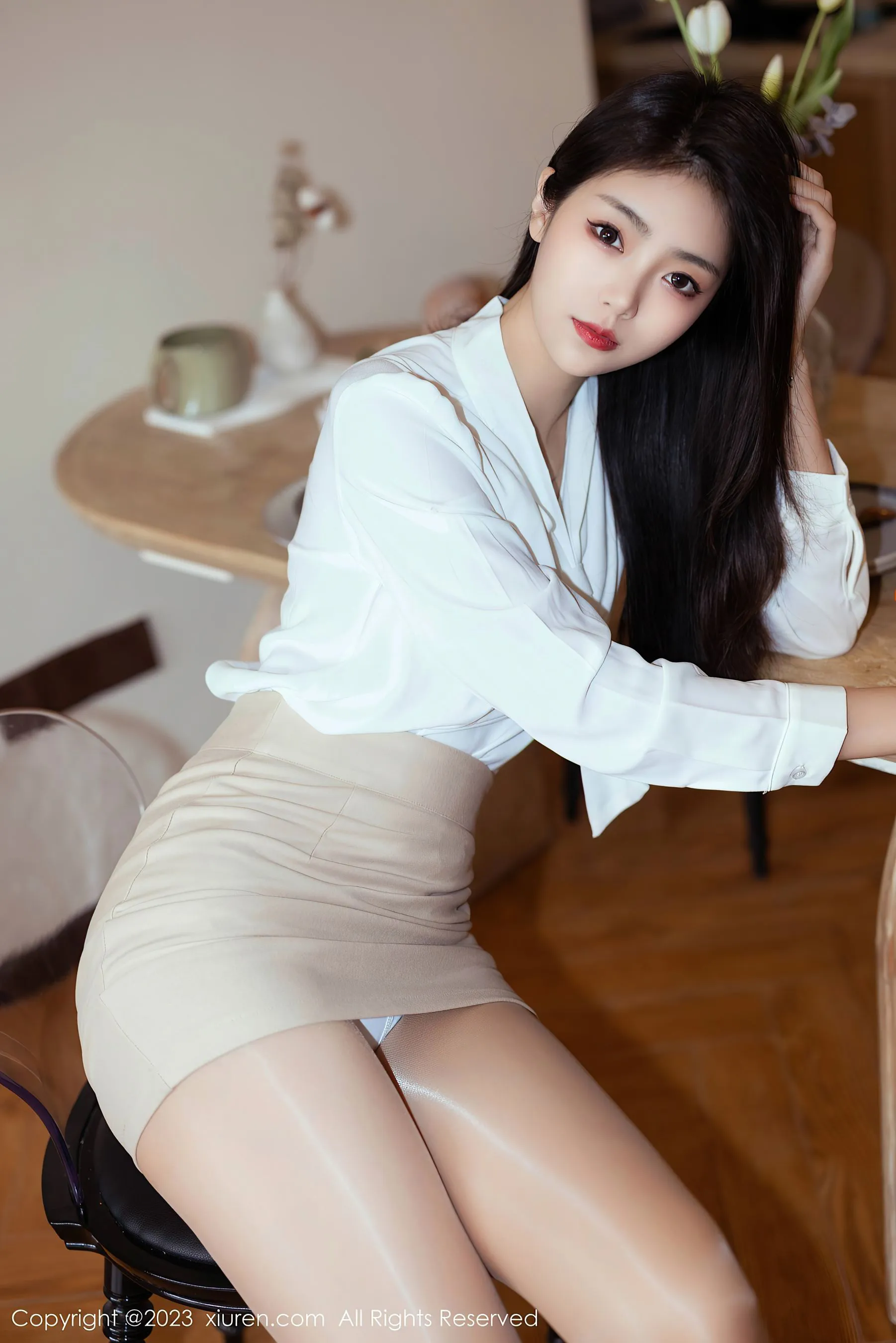  秀人网 No.6465 可樂Vicky 短裙美腿第4张