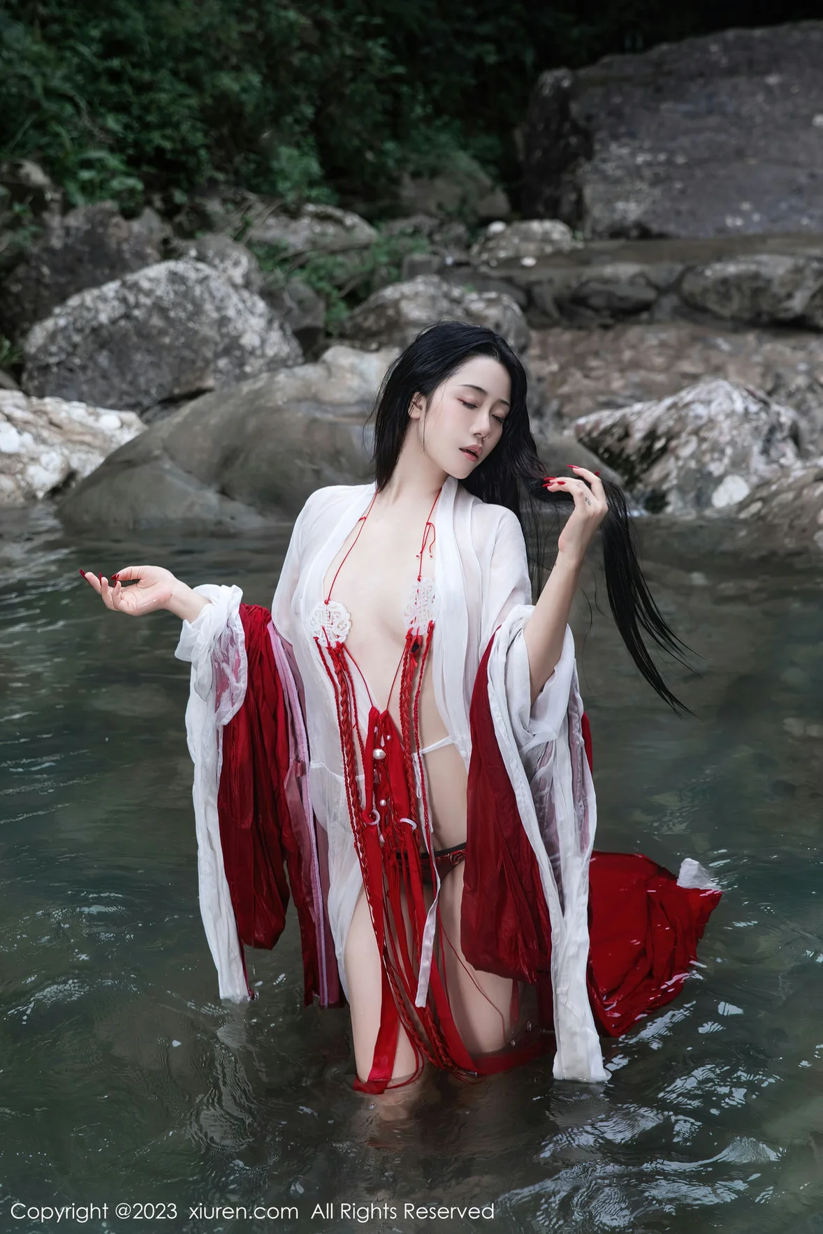  XiuRen 秀人 No.7295 严利娅Yuliya 户外诱惑红色古装性感写真 [90P]第12张