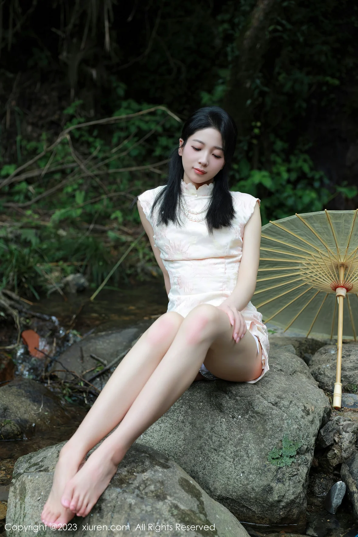  XiuRen 秀人 No.7234 糖豆sisi 户外溪边白色旗袍服饰 [61P]第4张