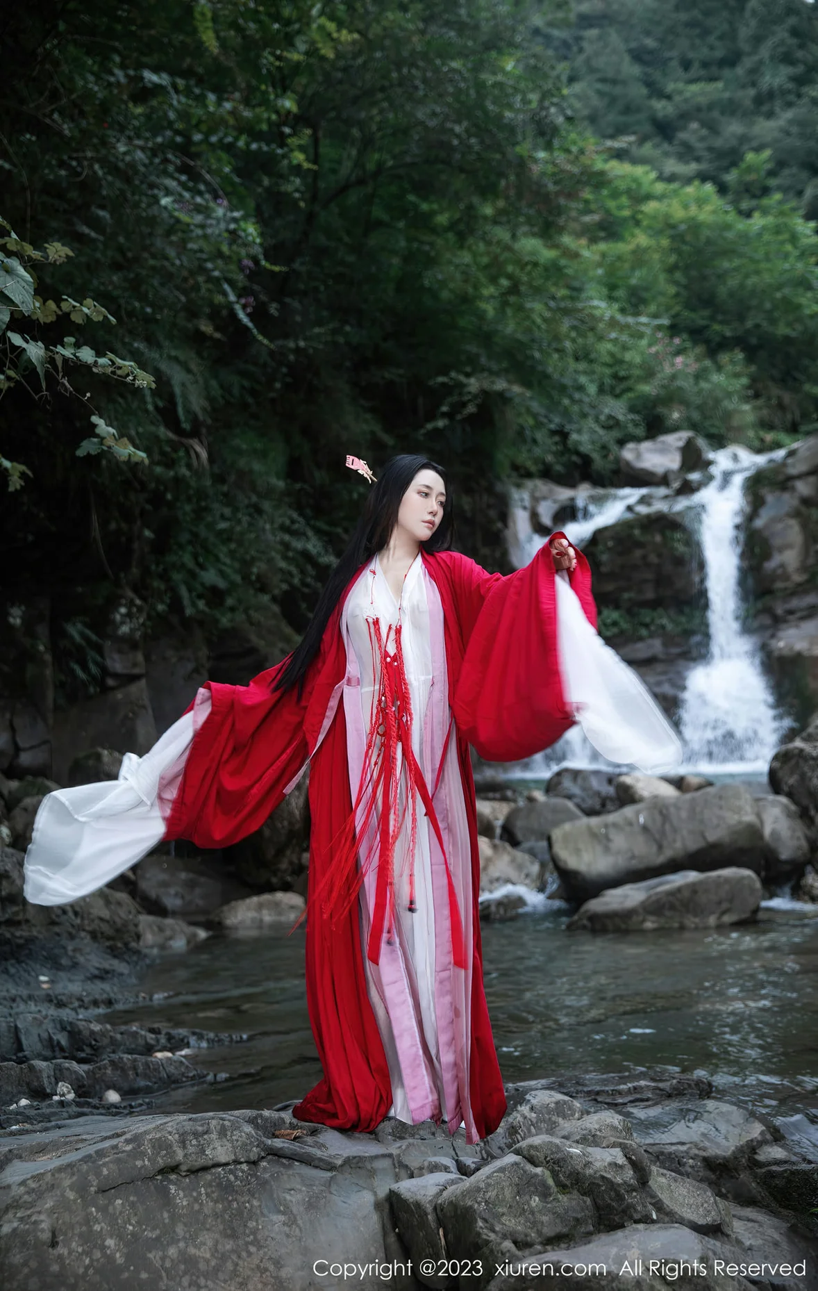  XiuRen 秀人 No.7295 严利娅Yuliya 户外诱惑红色古装性感写真 [90P]第3张