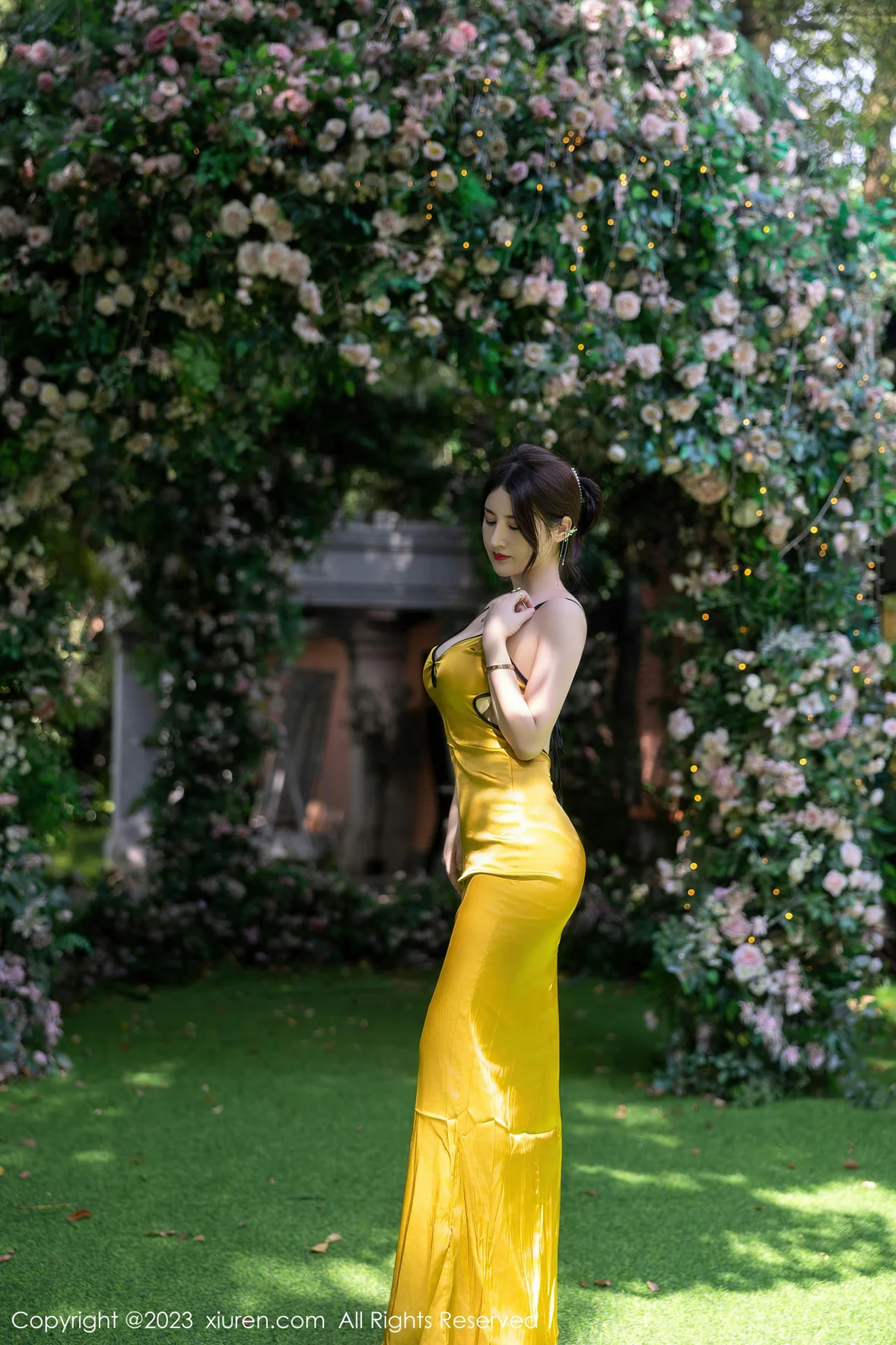  XiuRen 秀人 No.7302 诗诗kiki 吊带长裙性感写真 [84P]第13张