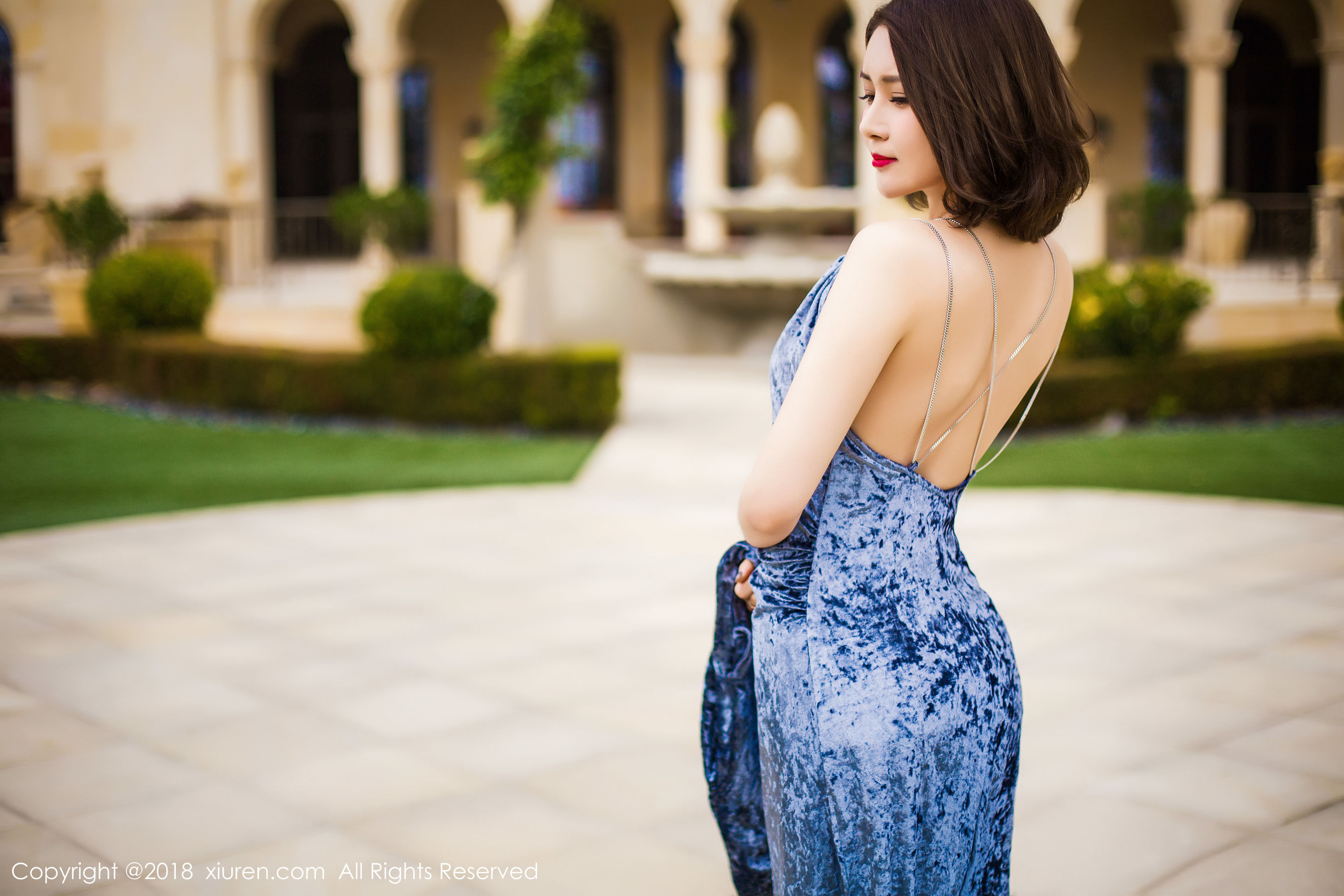 女神@廿十《长裙街拍+内衣+浴袍》 秀人 No.935第2张