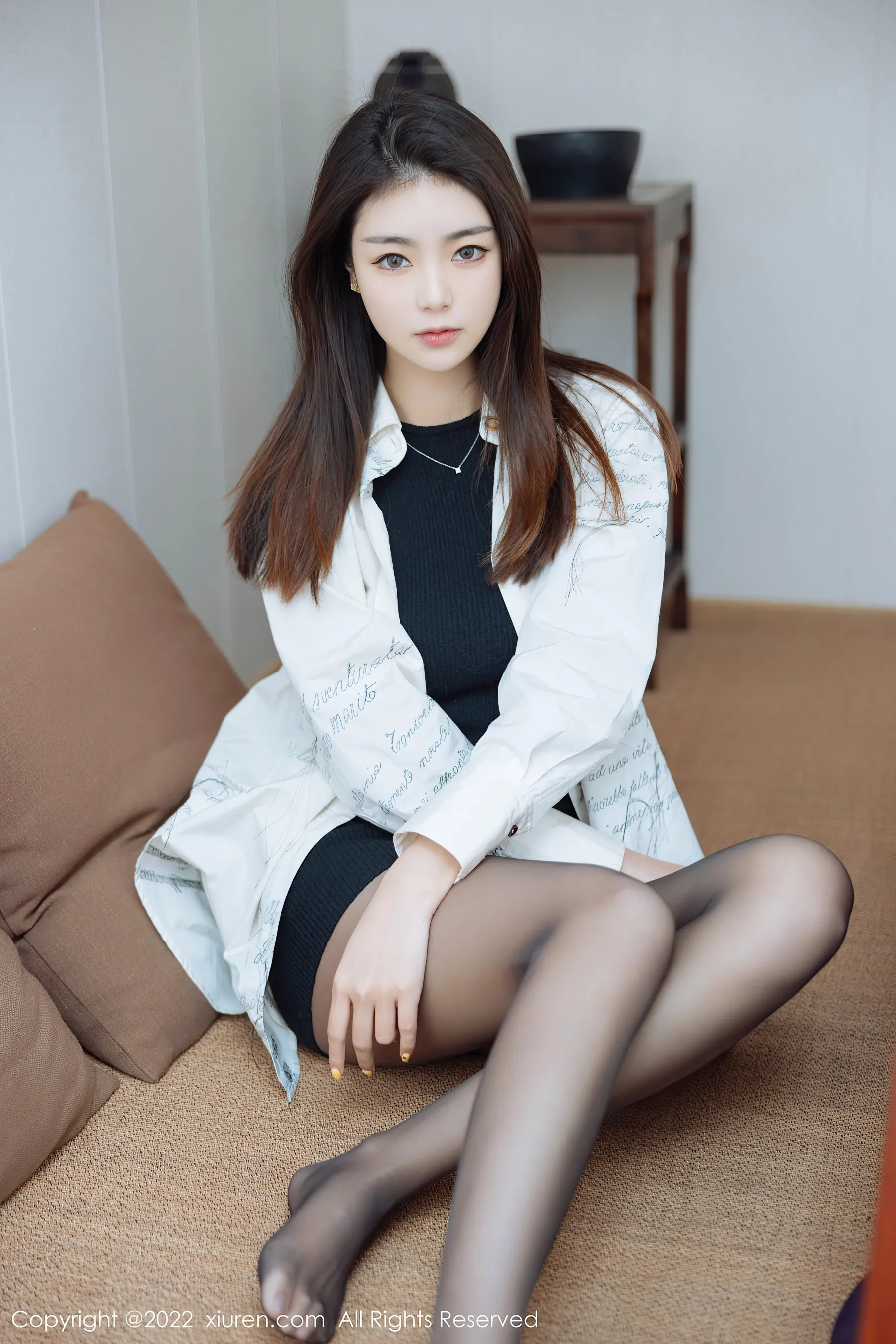  秀人网 No.4832 可樂Vicky 黑丝美腿第2张