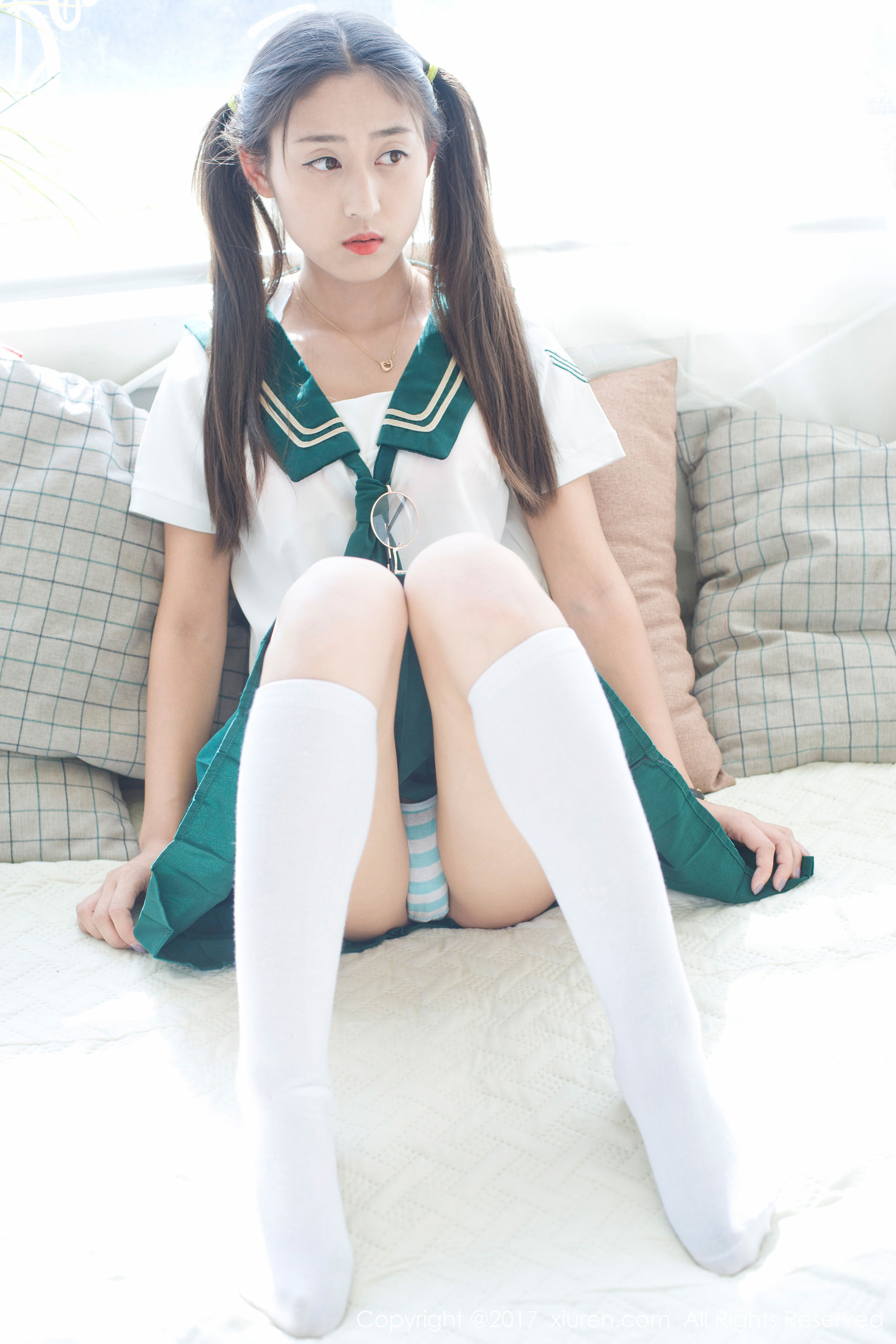 雨涵Iris《学生制服+花瓣内衣》 秀人网XIUREN No.802第3张