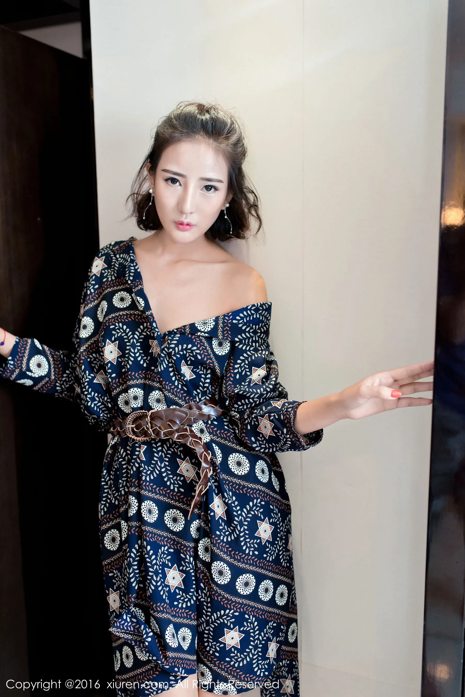  梅哥《集性感、时尚、丝袜美腿一身的秀气妹子》 秀人网 No.561第3张