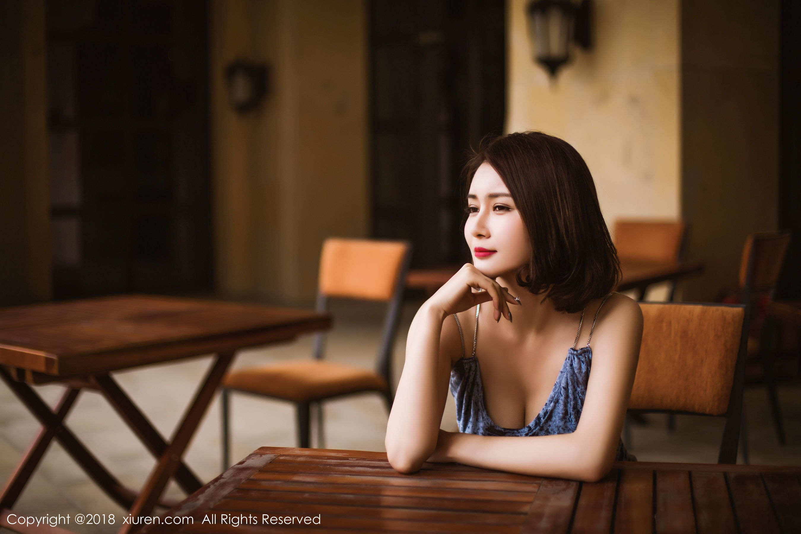 女神@廿十《长裙街拍+内衣+浴袍》 秀人 No.935第11张