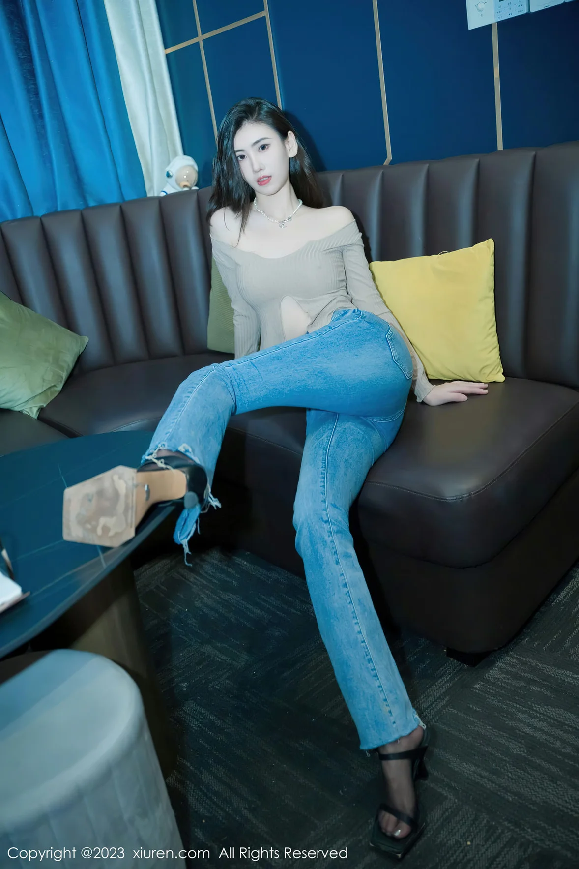  XiuRen 秀人 No.7041 章芃芃 魅惑黑丝性感写真 [56P]第1张