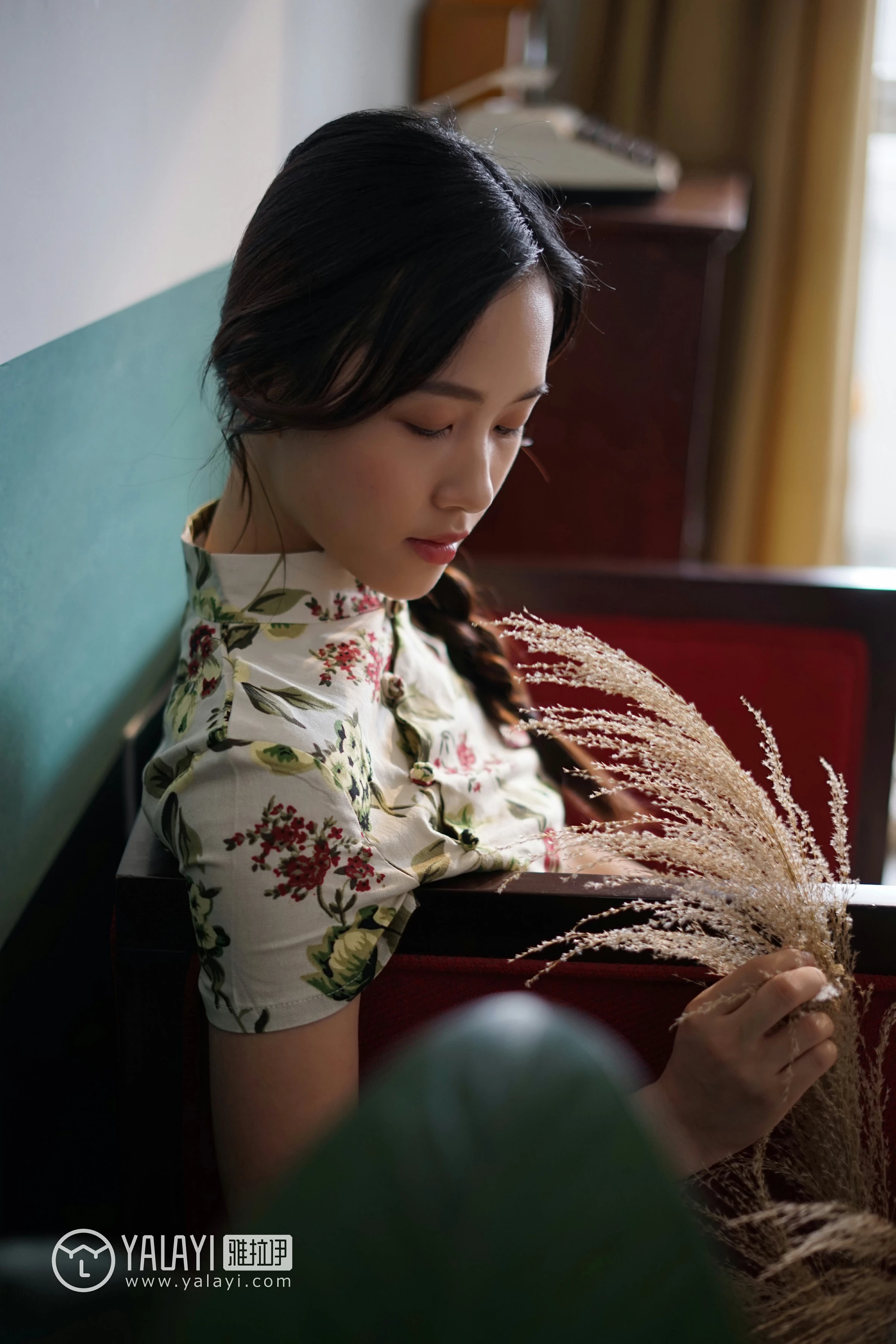 [YALAYI雅拉伊]NO.034 初见 卡柔 白色紧身旗袍与黑色吊带连衣裙性感私房写真集第4张