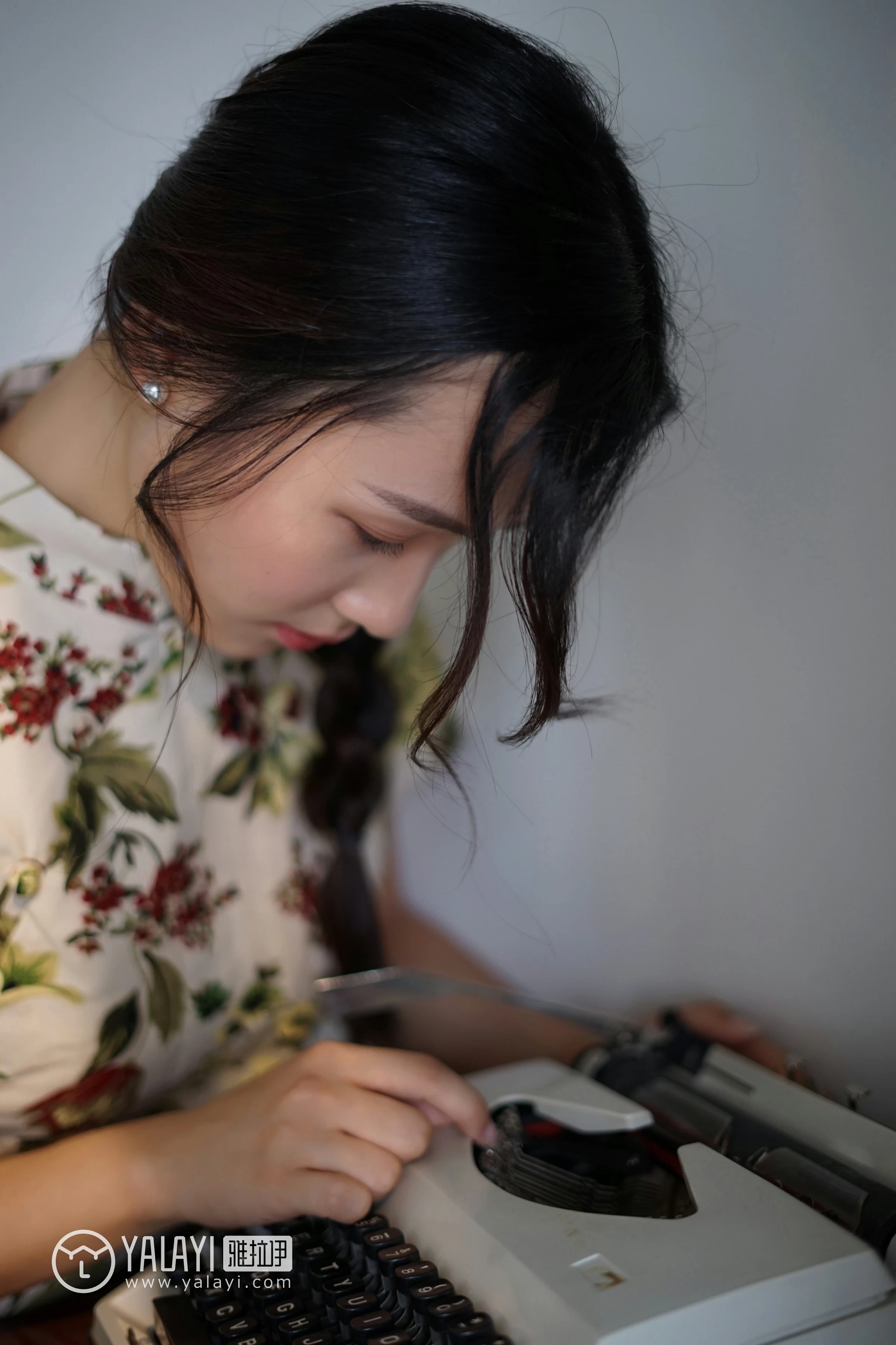 [YALAYI雅拉伊]NO.034 初见 卡柔 白色紧身旗袍与黑色吊带连衣裙性感私房写真集第4张