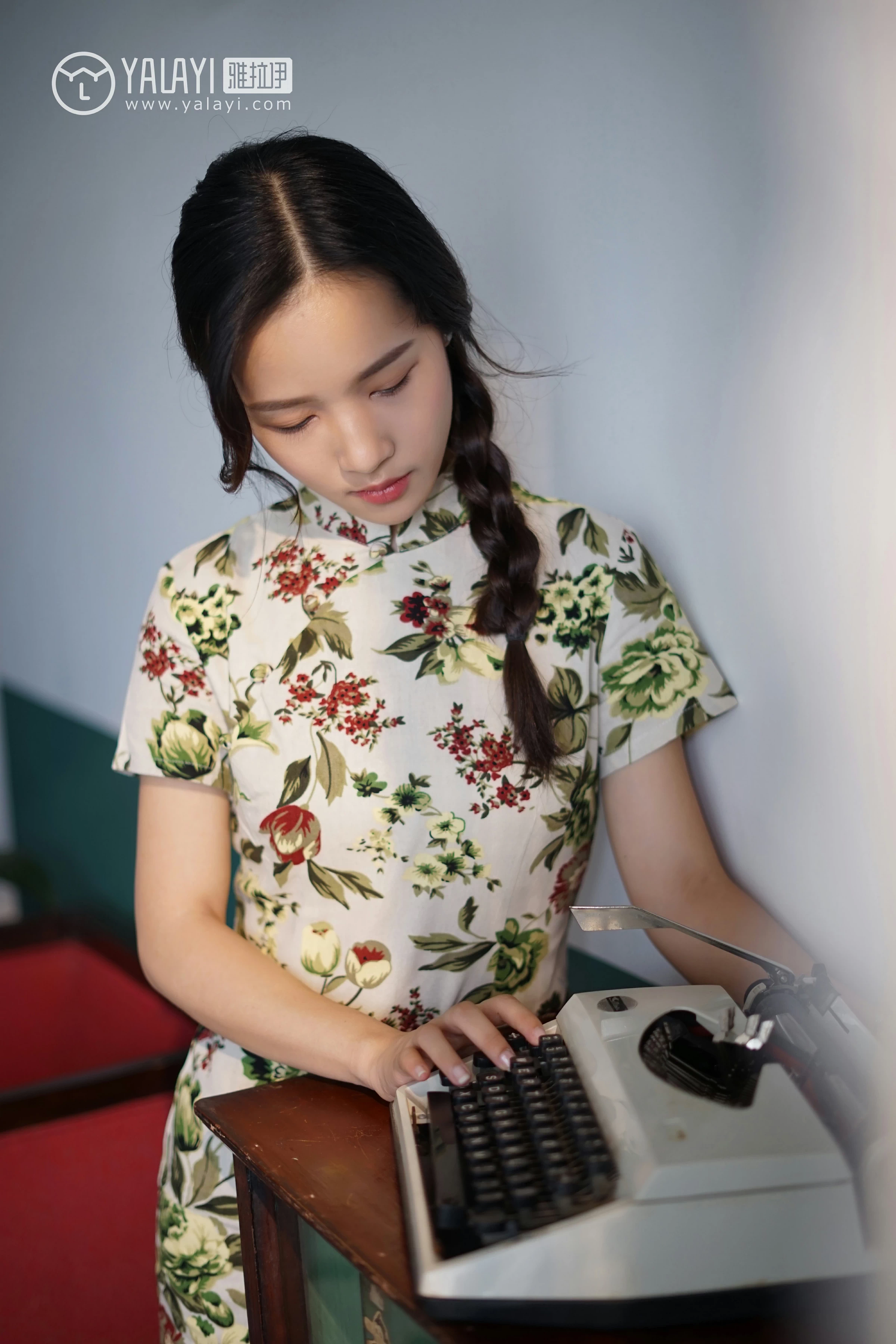 [YALAYI雅拉伊]NO.034 初见 卡柔 白色紧身旗袍与黑色吊带连衣裙性感私房写真集第5张