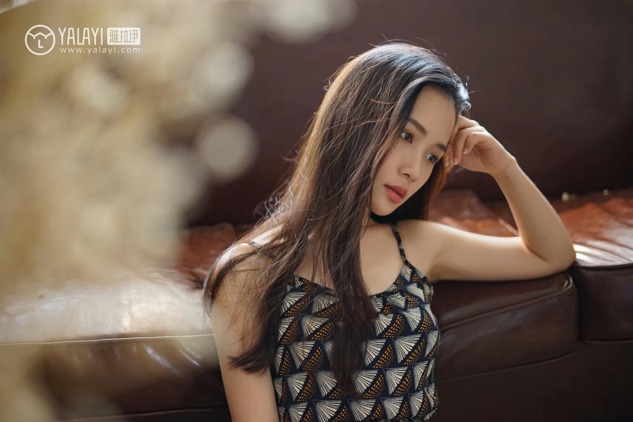 [YALAYI雅拉伊]NO.034 初见 卡柔 白色紧身旗袍与黑色吊带连衣裙性感私房写真集第14张