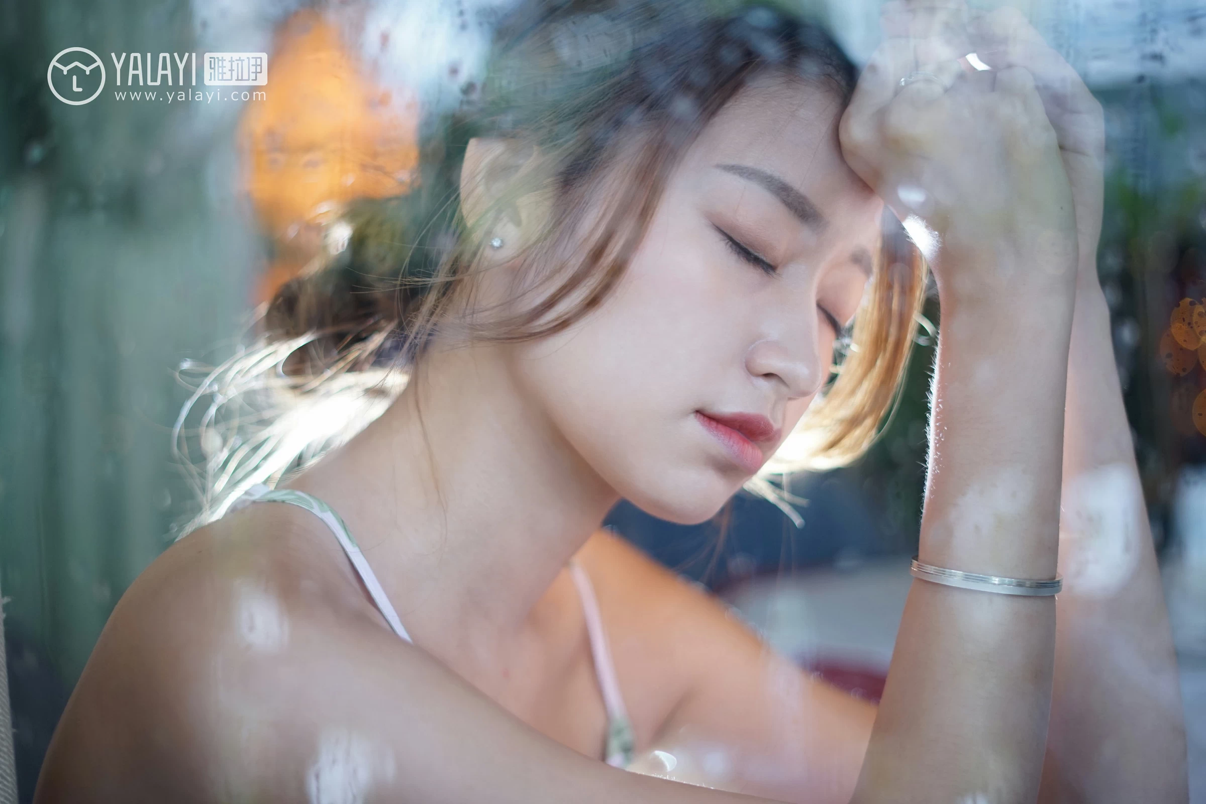 [YALAYI雅拉伊]NO.035 下雨天你在思念谁 饰媛 红色睡衣加粉色吊带连衣裙性感私房写真集第10张