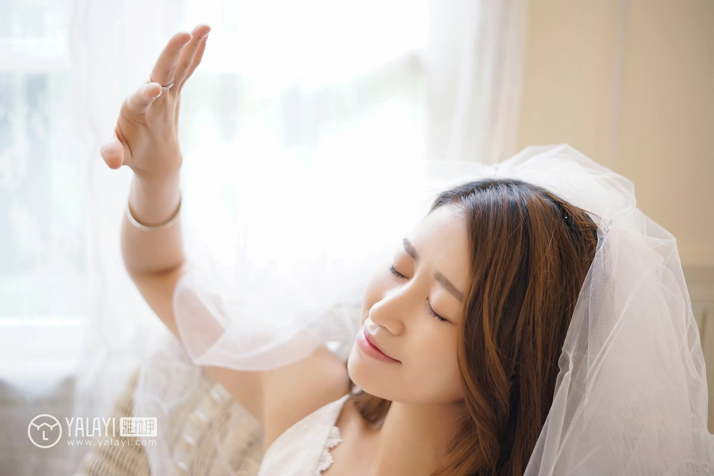 [YALAYI雅拉伊]NO.037 午后阳光 饰媛 白色吊带蕾丝连衣裙性感私房写真集第3张