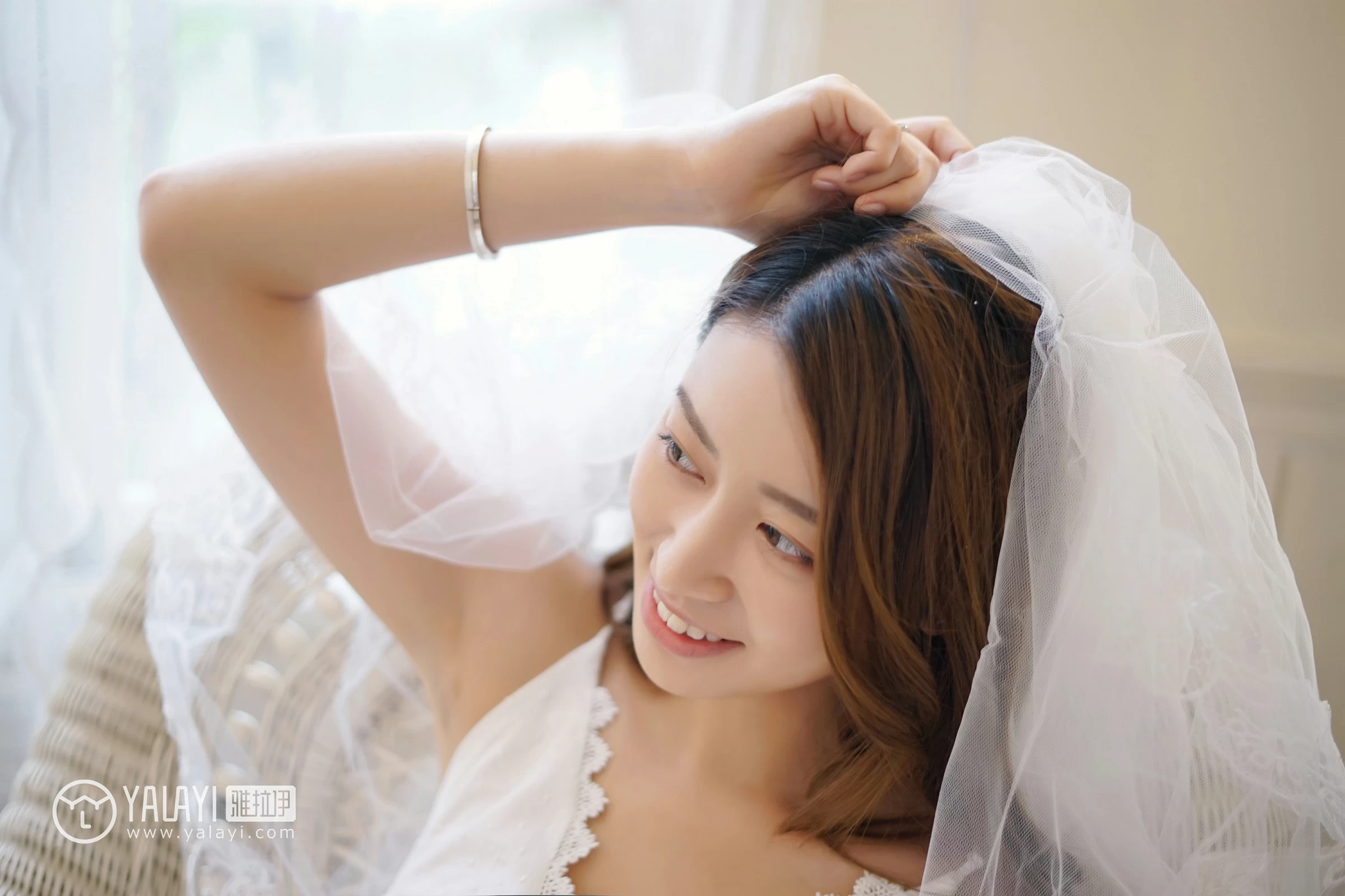 [YALAYI雅拉伊]NO.037 午后阳光 饰媛 白色吊带蕾丝连衣裙性感私房写真集第4张