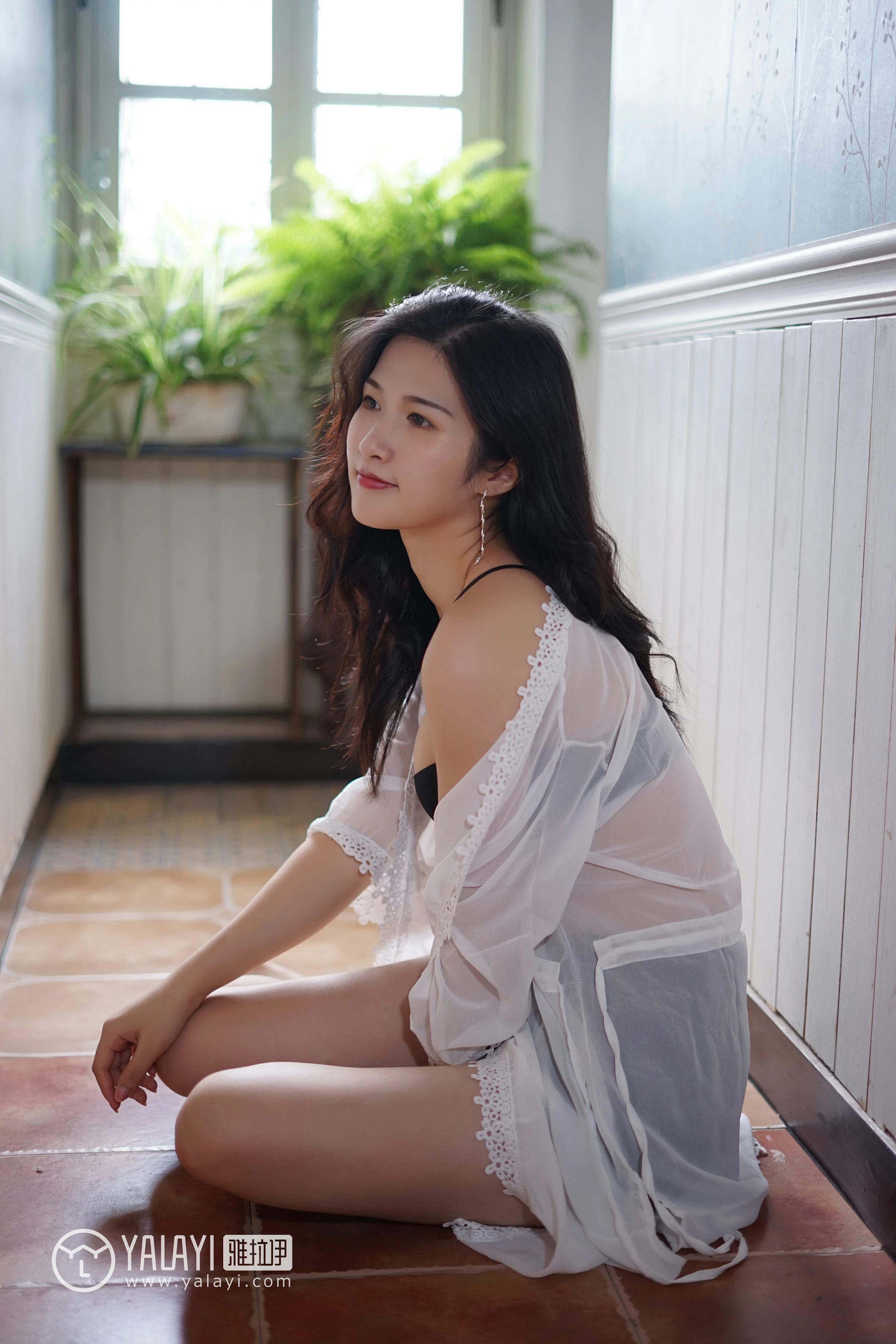 [YALAYI雅拉伊]NO.038 无声演奏 塔塔 白色吊带连衣裙与透视蕾丝睡衣加黑色内衣性感私房写真集第13张