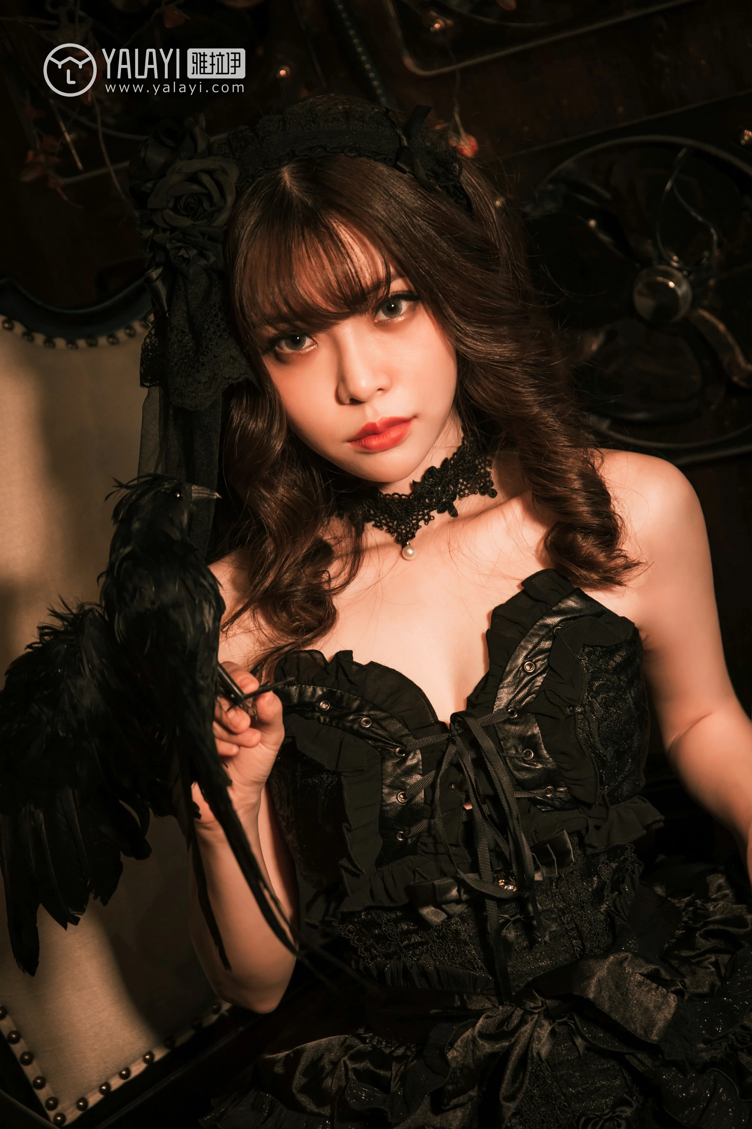 [YALAYI雅拉伊]NO.046 洛丽塔 阳阳 黑色抹胸塑身连衣裙性感私房写真集第4张