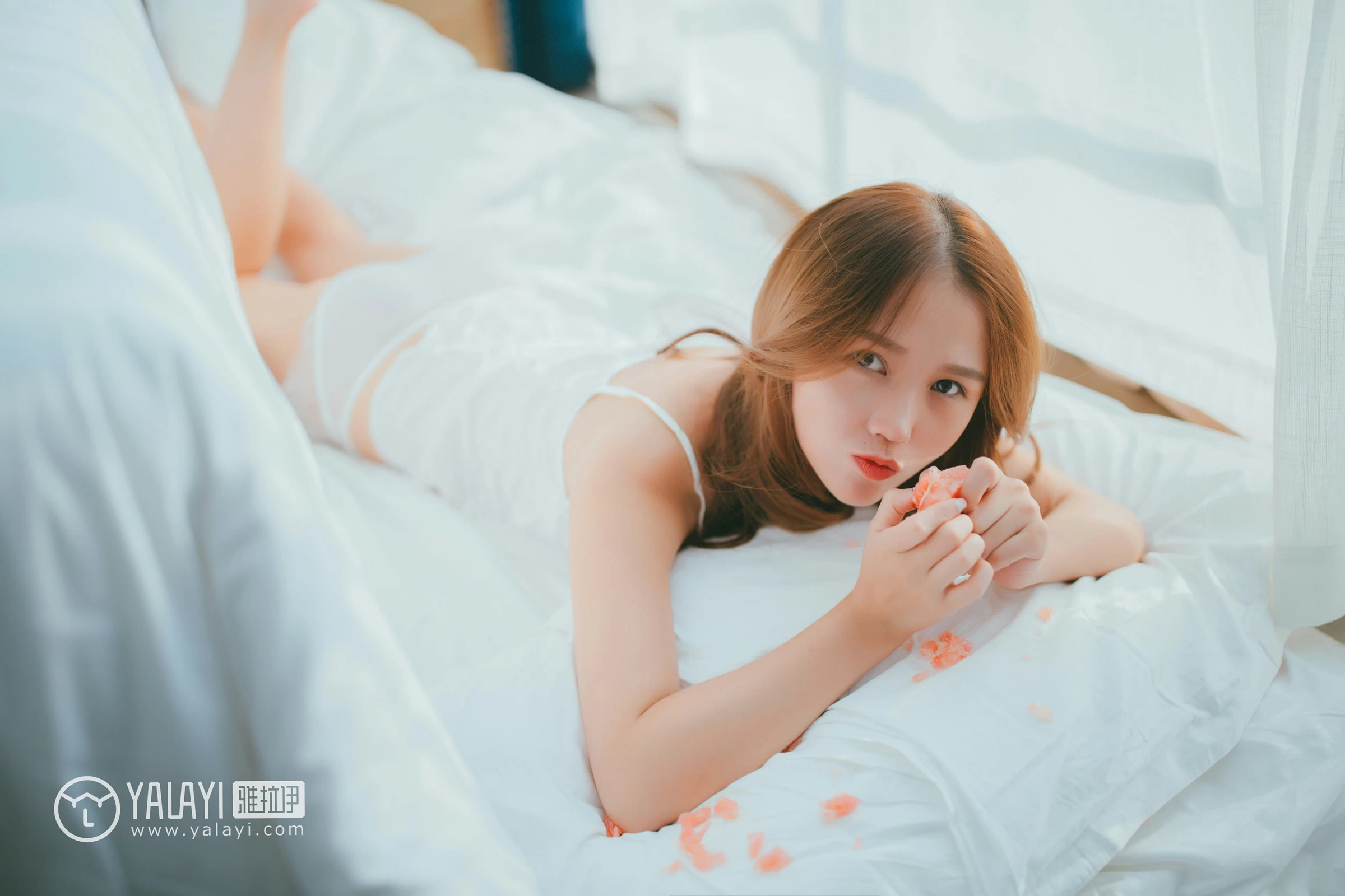 [YALAYI雅拉伊]NO.043 迷幻 李颖惠惠 粉色蕾丝内衣加白色情趣渔网袜性感私房写真集第11张