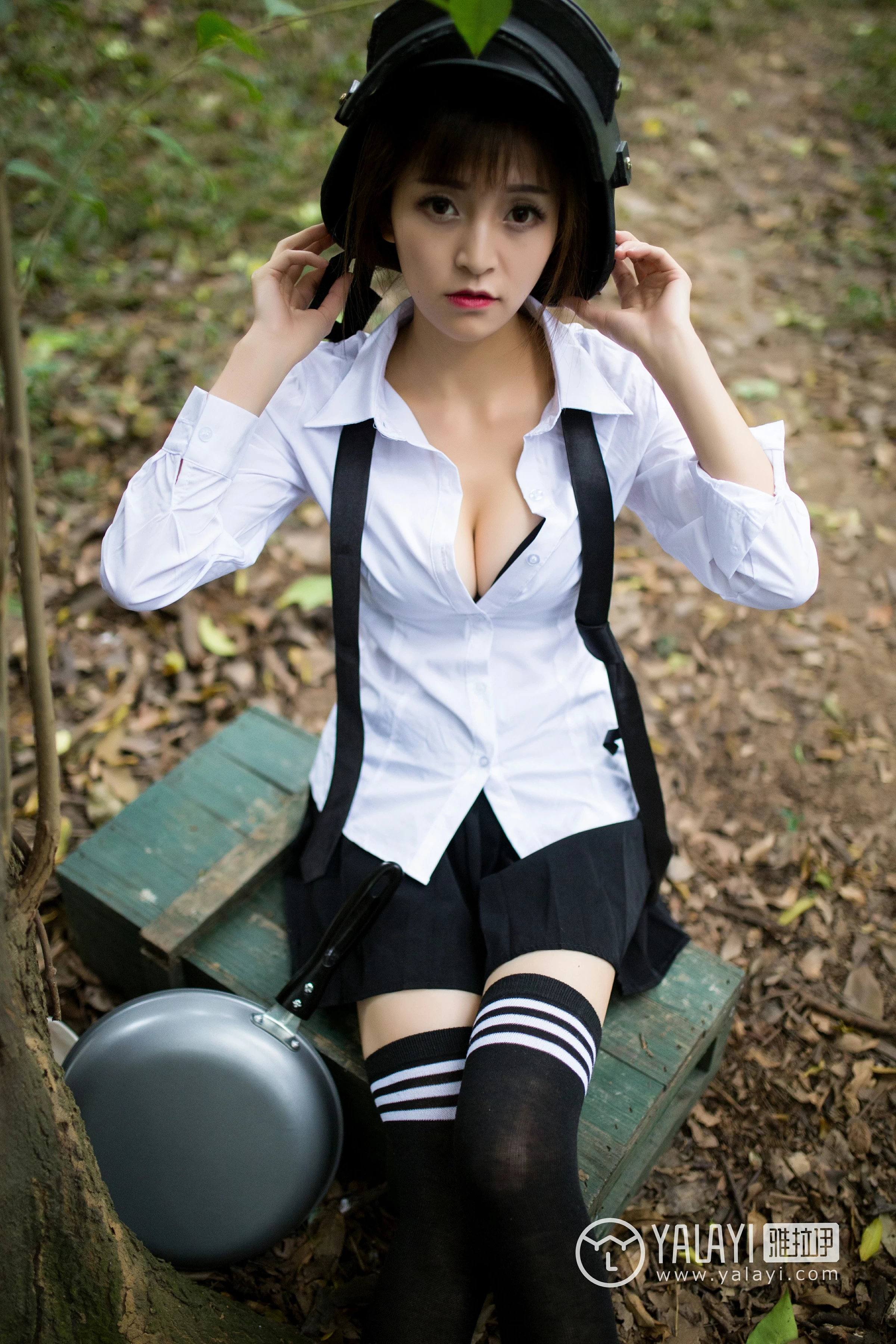 [YALAYI雅拉伊]NO.054 吃鸡少女 蘑菇 黑色内衣与黑色短裙加黑色丝袜美腿性感私房写真集第15张