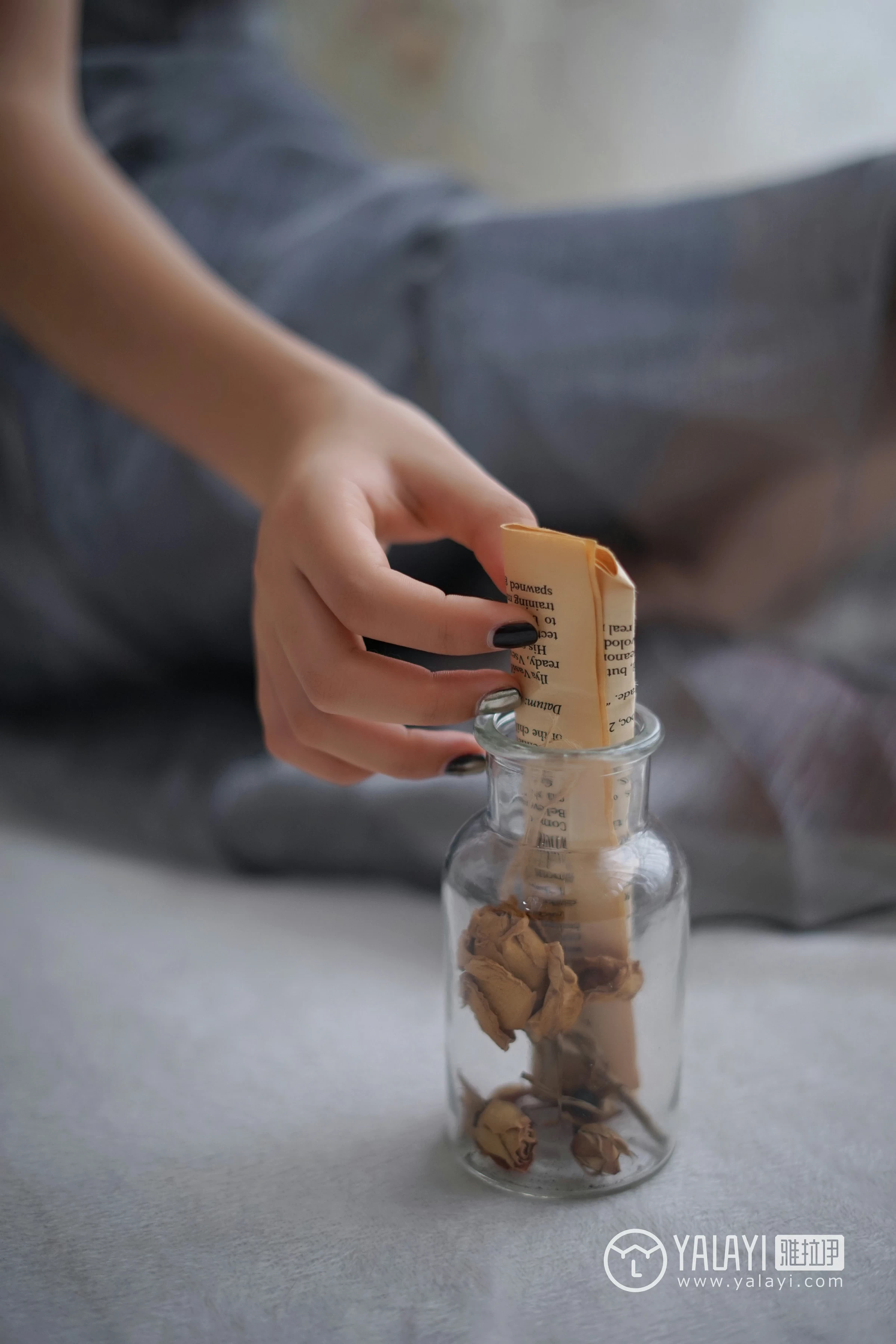 [YALAYI雅拉伊]NO.057 信 严冰冰 黑色蕾丝背心加短裤与吊带连衣裙性感私房写真集第3张