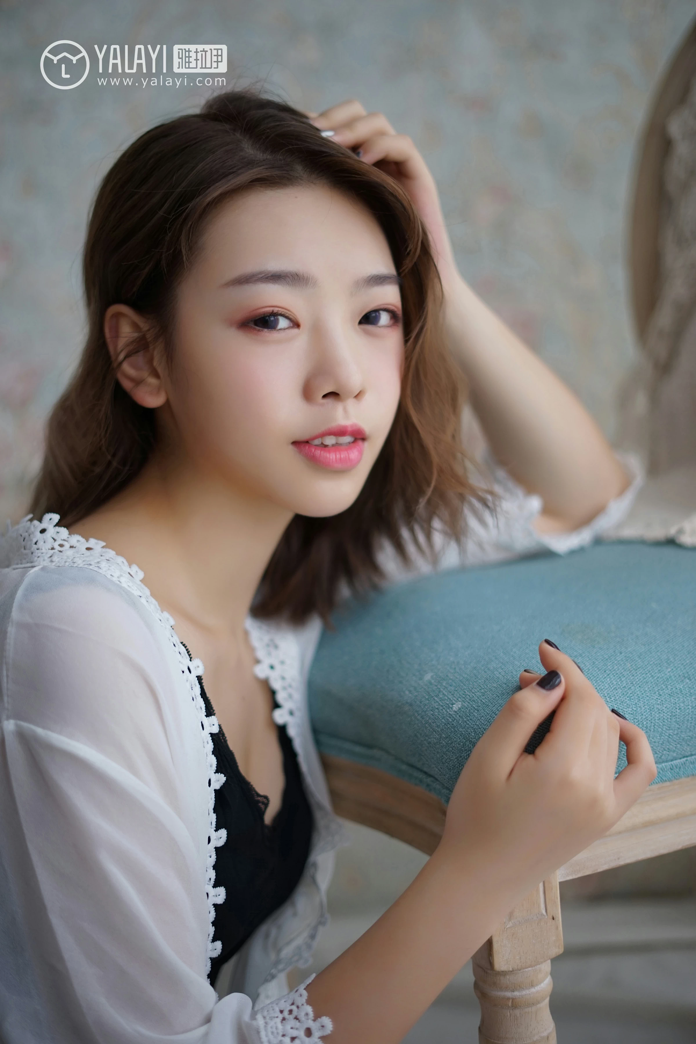 [YALAYI雅拉伊]NO.057 信 严冰冰 黑色蕾丝背心加短裤与吊带连衣裙性感私房写真集第6张