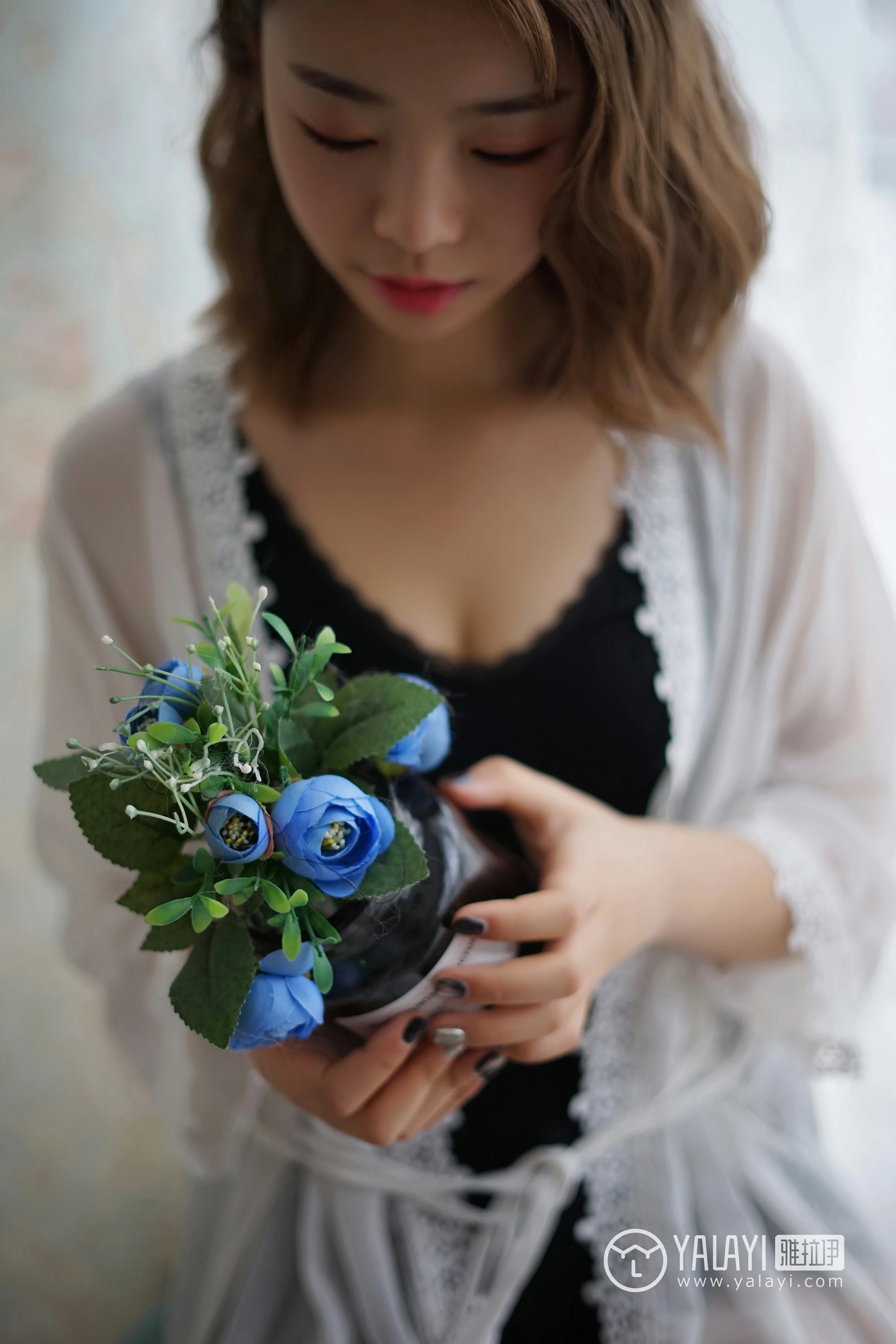 [YALAYI雅拉伊]NO.057 信 严冰冰 黑色蕾丝背心加短裤与吊带连衣裙性感私房写真集第10张