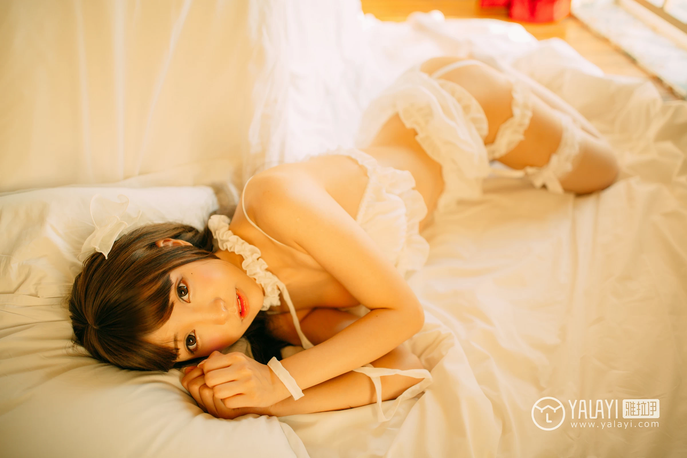 [YALAYI雅拉伊]NO.072 梦里梦外 水花儿 白色情趣内衣与短裙加白色丝袜美腿性感私房写真集第10张