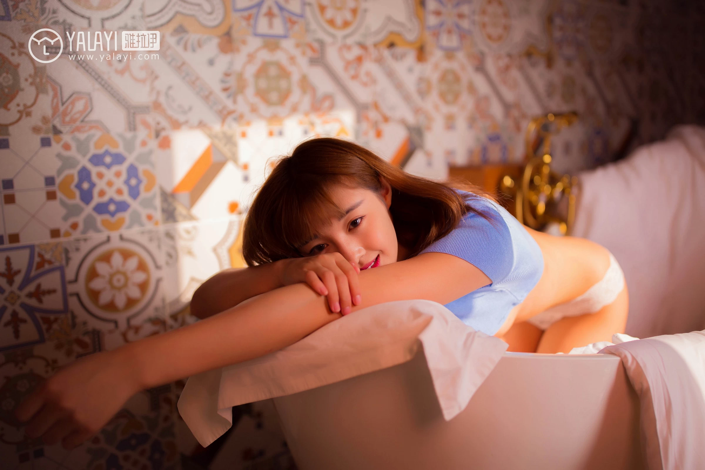 [YALAYI雅拉伊]NO.073 隐形病症 Pigpig女孩 蓝色短袖加白色蕾丝内裤性感私房写真集第10张