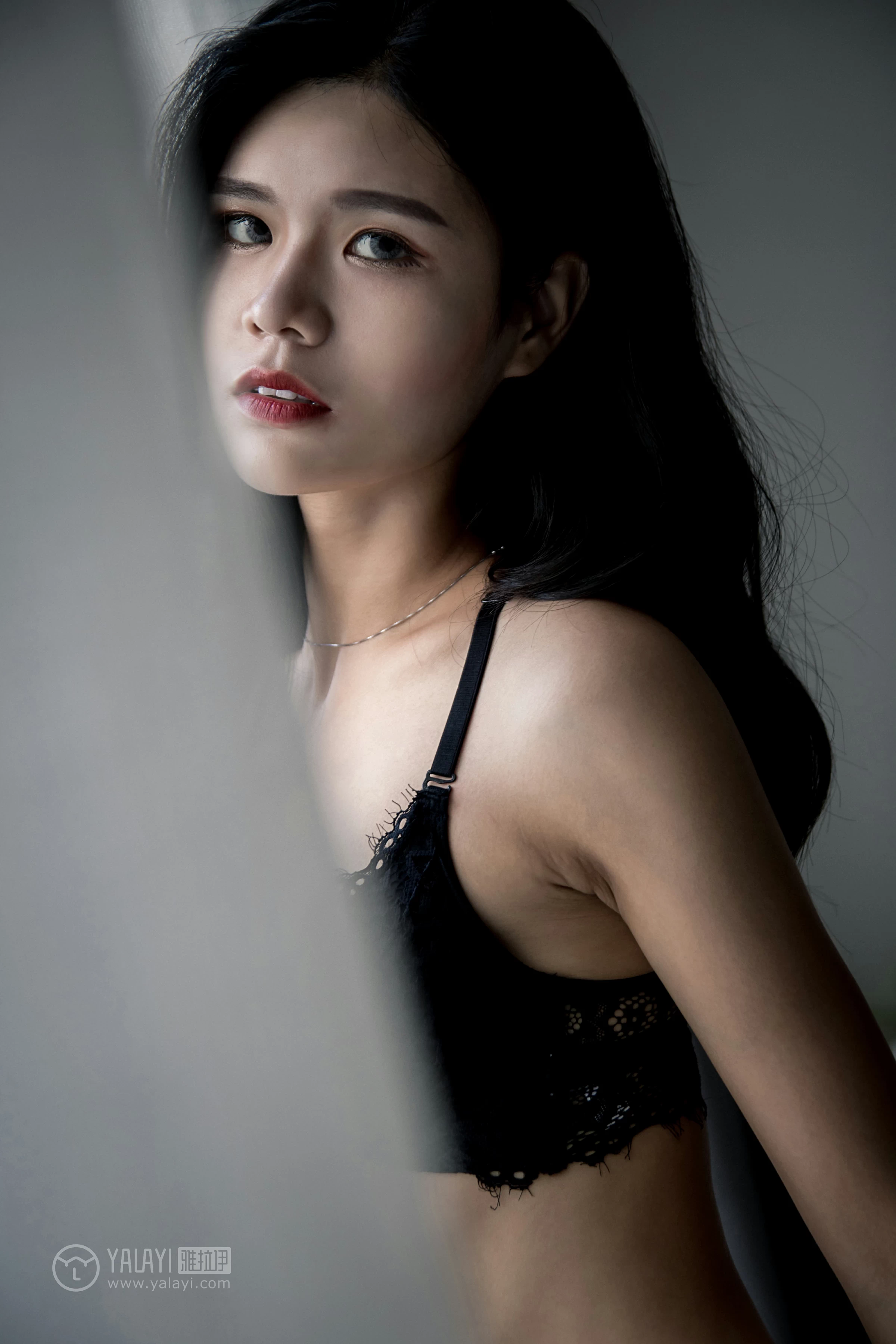 [YALAYI雅拉伊]NO.095 窥视 小灰 黑色蕾丝内衣加紧身牛仔裤性感私房写真集第14张