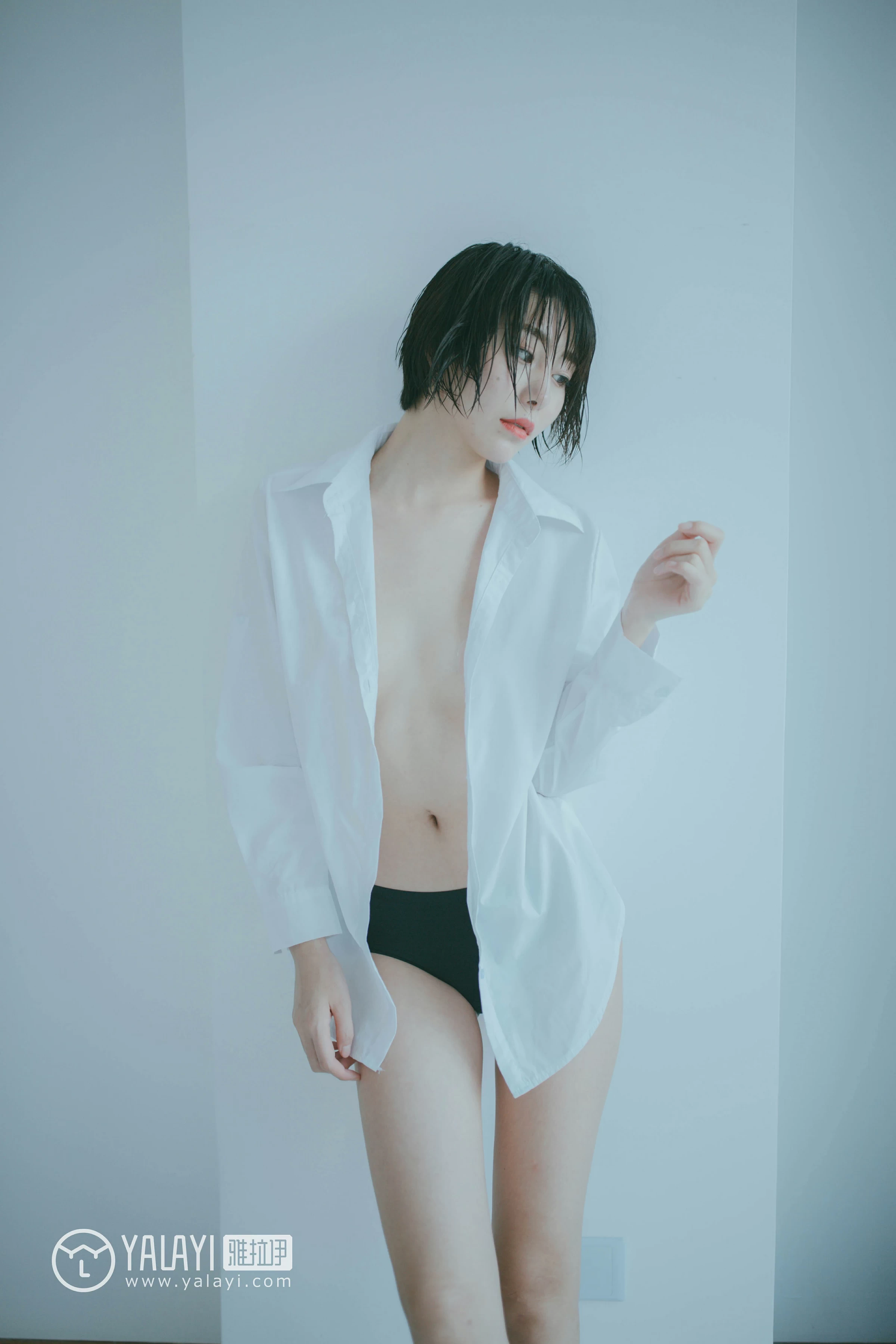 [YALAYI雅拉伊]NO.077 美丽如你 静静 白色衬衫与半裸性感玉体私房写真集第11张