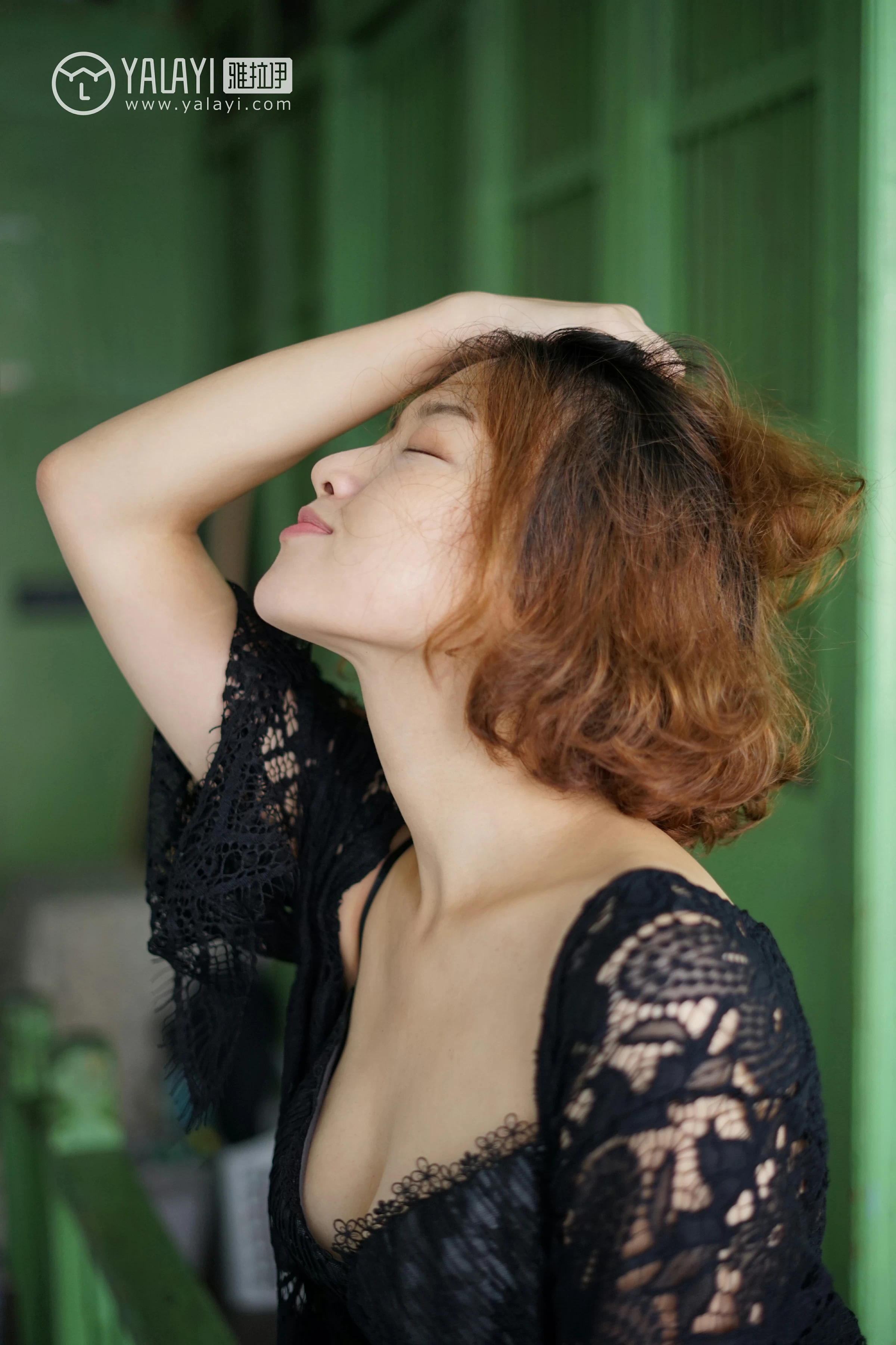 [YALAYI雅拉伊]NO.078 任朝暮 泡芙 吊带连衣裙与黑色镂空睡衣加蕾丝内衣性感私房写真集第15张