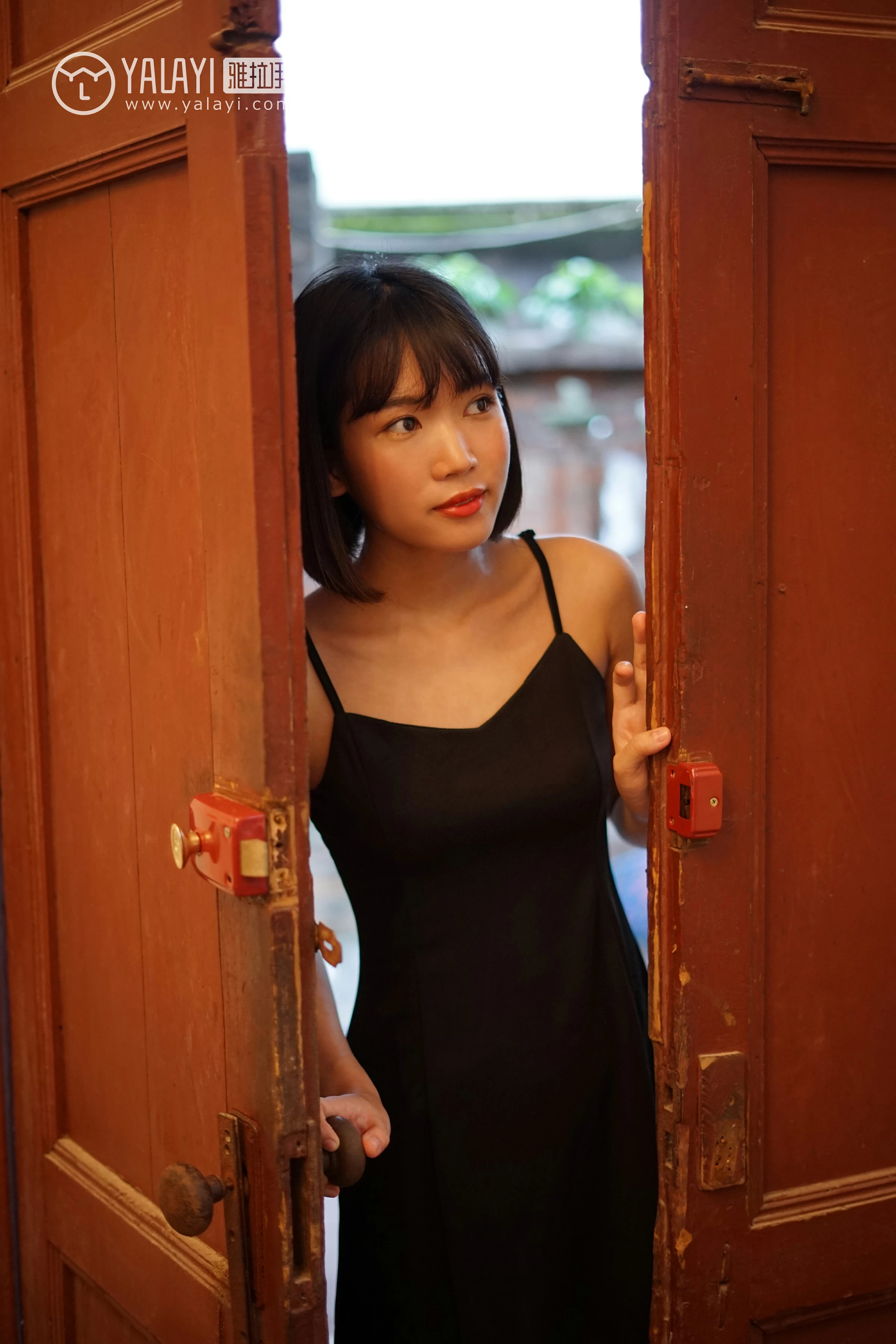 [YALAYI雅拉伊]NO.081 雨后晴空 公主小兔子 黑色吊带连衣裙与白色背心加短裤性感私房写真集第5张
