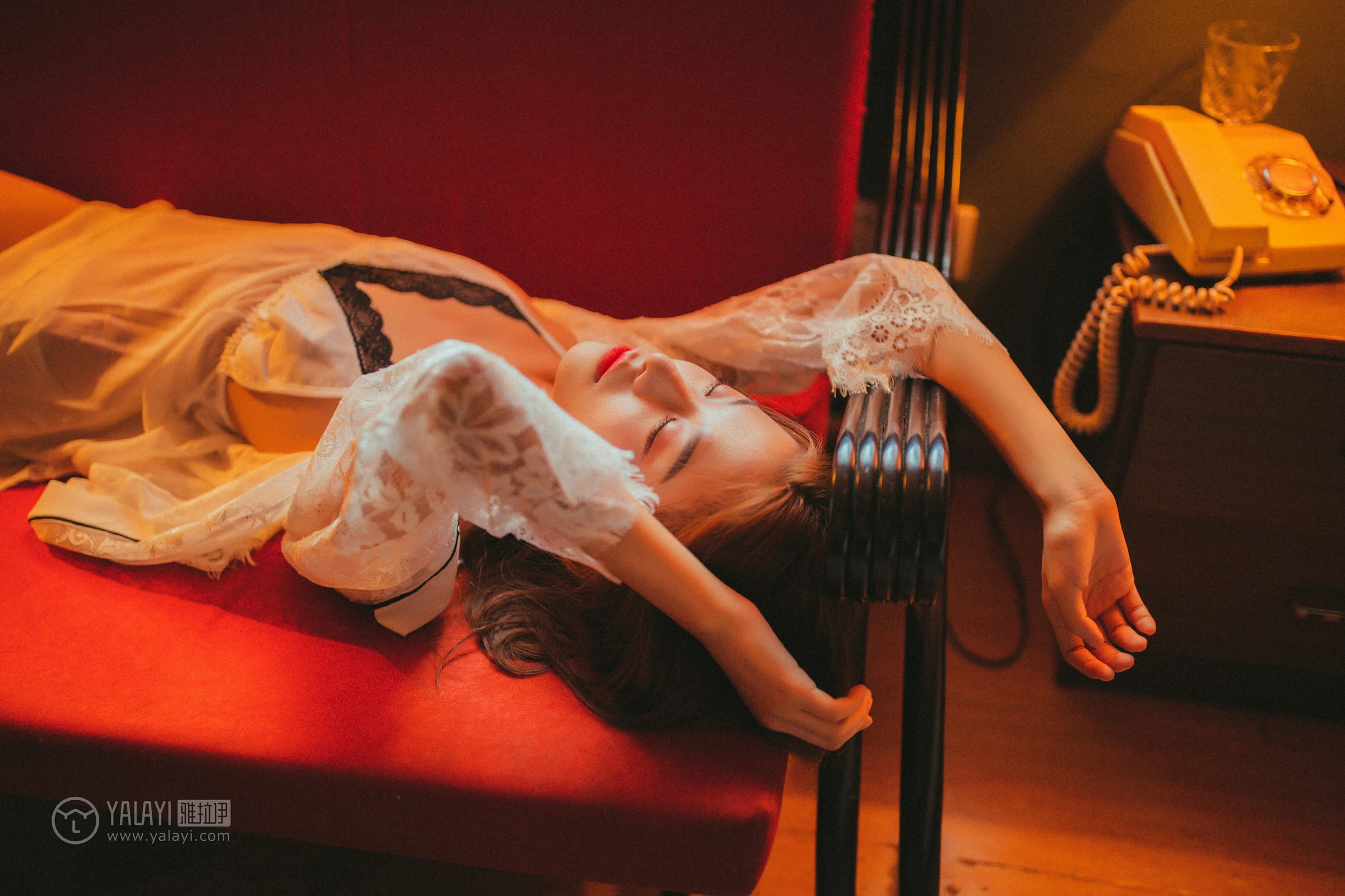 [YALAYI雅拉伊]NO.116 我在等你 倩微微 透视镂空睡衣加白色蕾丝情趣内衣性感私房写真集第3张
