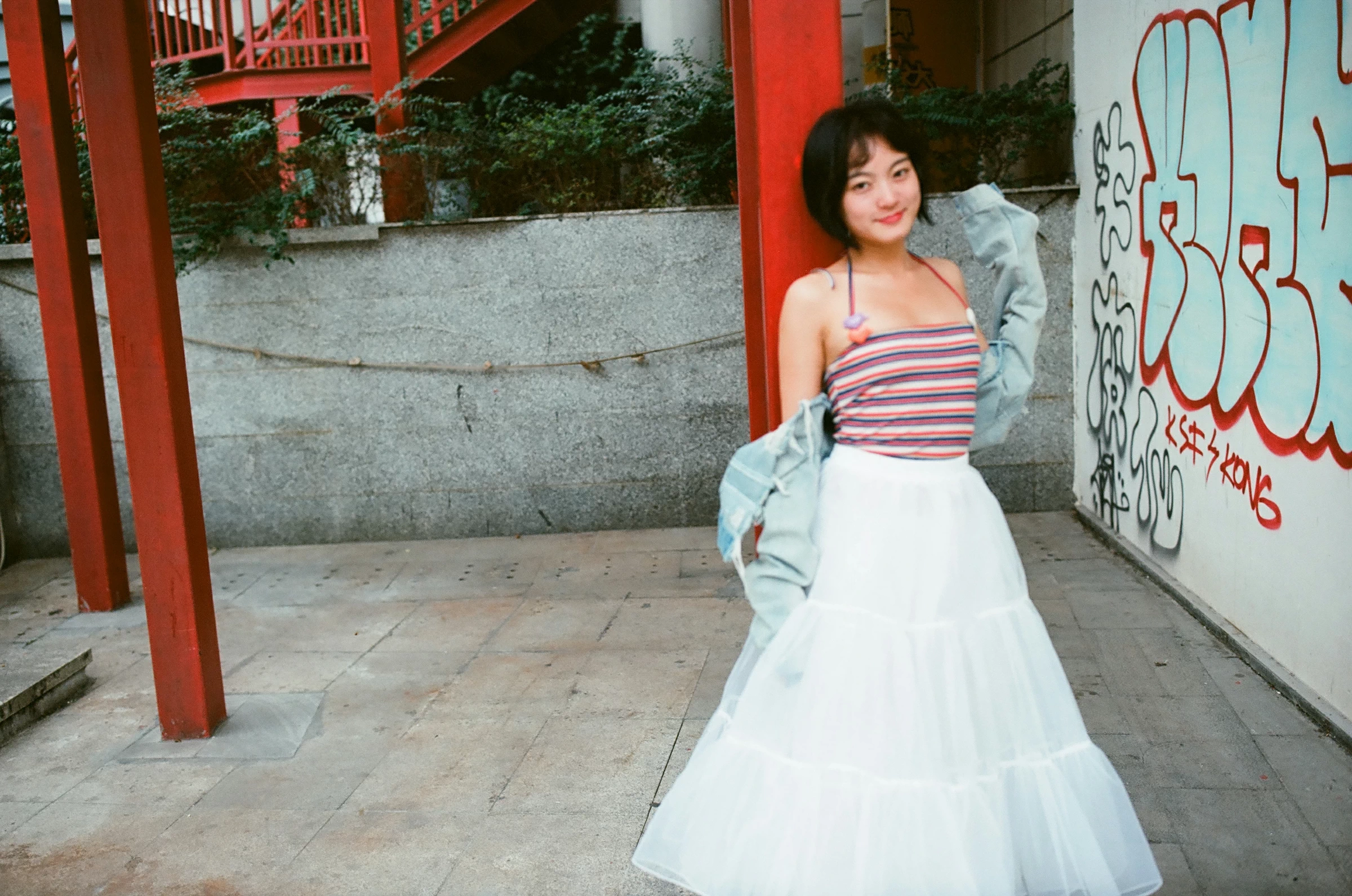 [YALAYI雅拉伊]NO.131 游街 米粒米粒 彩色背心与牛仔外套加白色透视裙私房写真集第2张