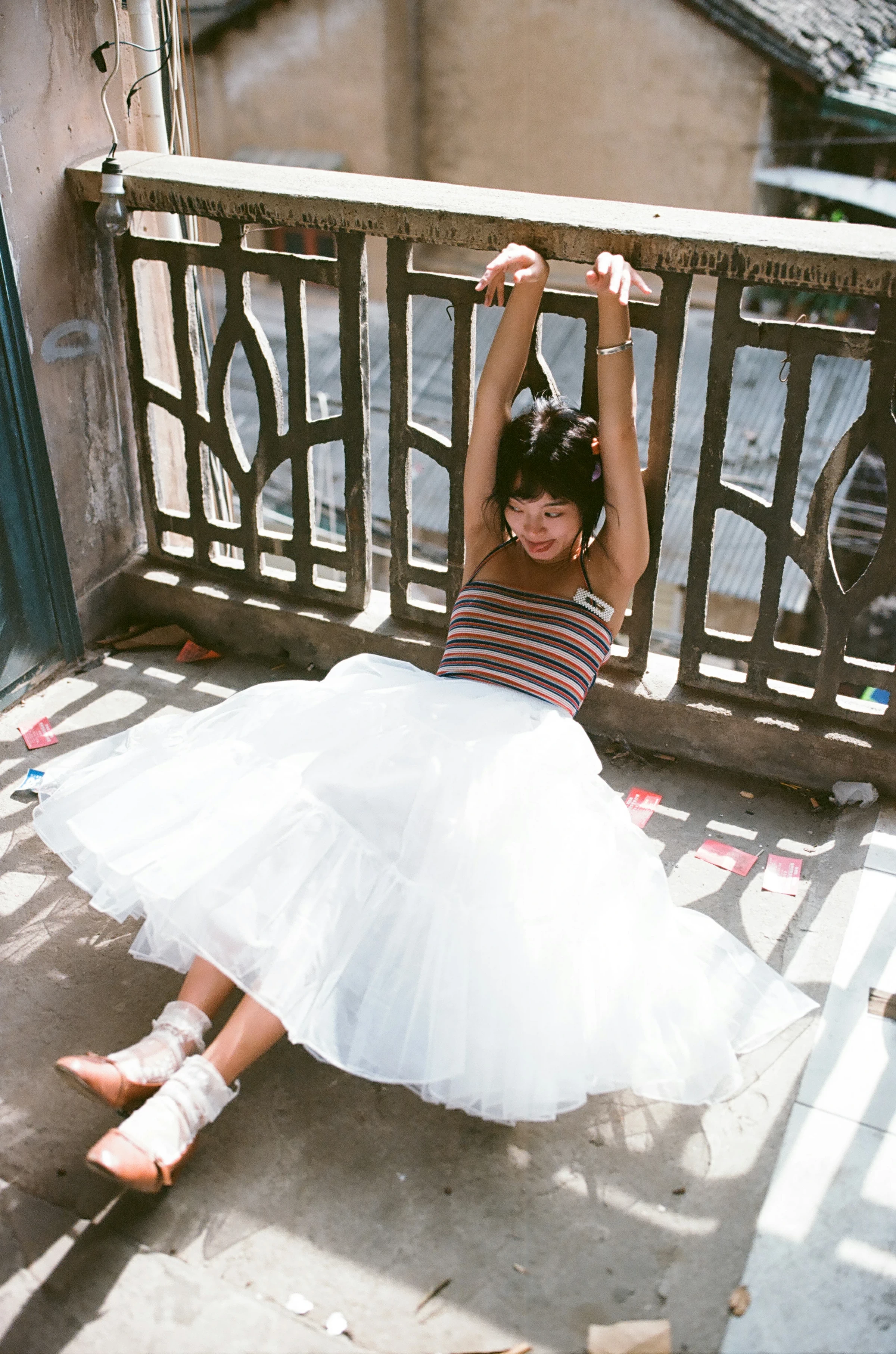 [YALAYI雅拉伊]NO.131 游街 米粒米粒 彩色背心与牛仔外套加白色透视裙私房写真集第2张