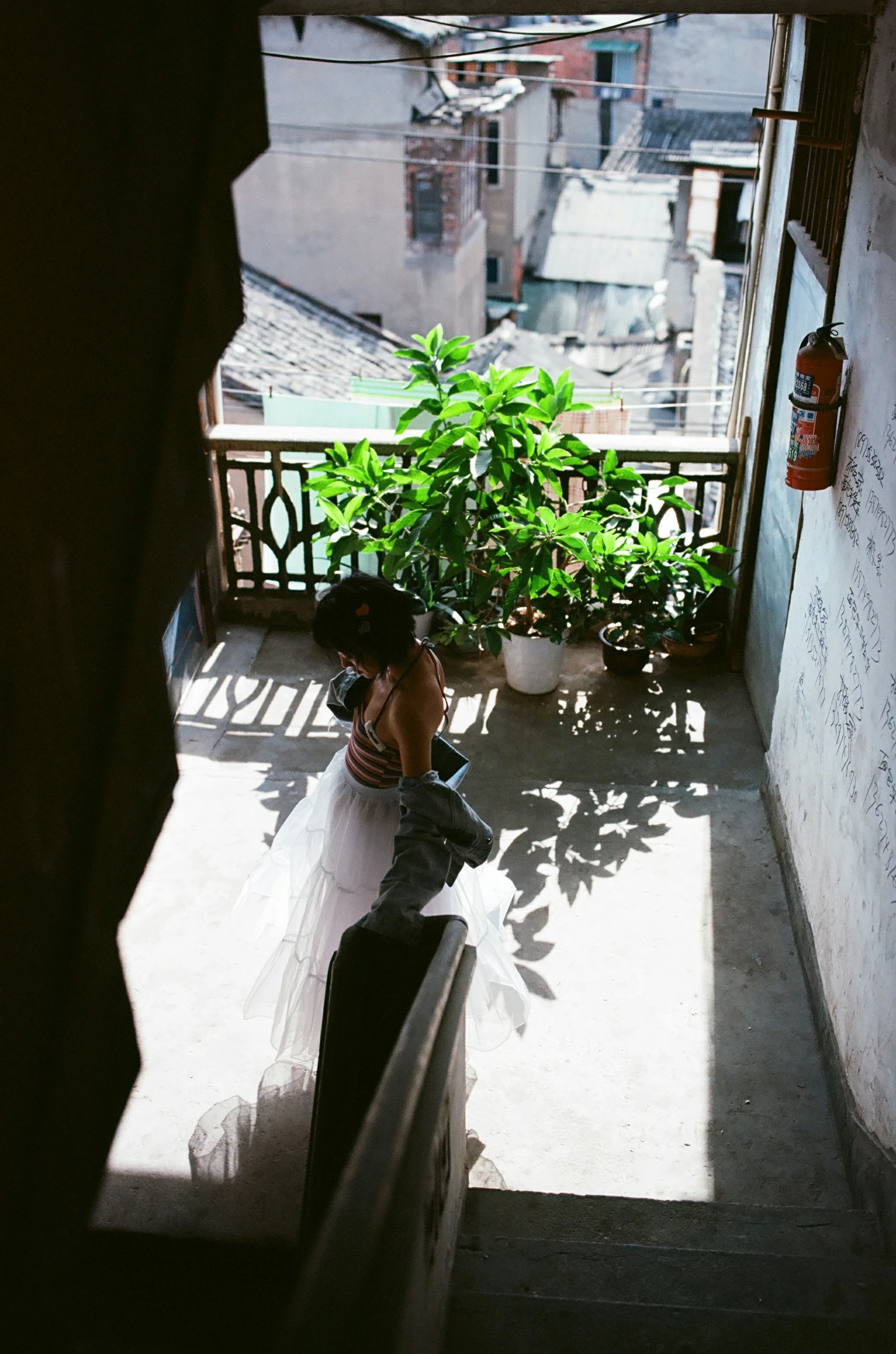 [YALAYI雅拉伊]NO.131 游街 米粒米粒 彩色背心与牛仔外套加白色透视裙私房写真集第6张