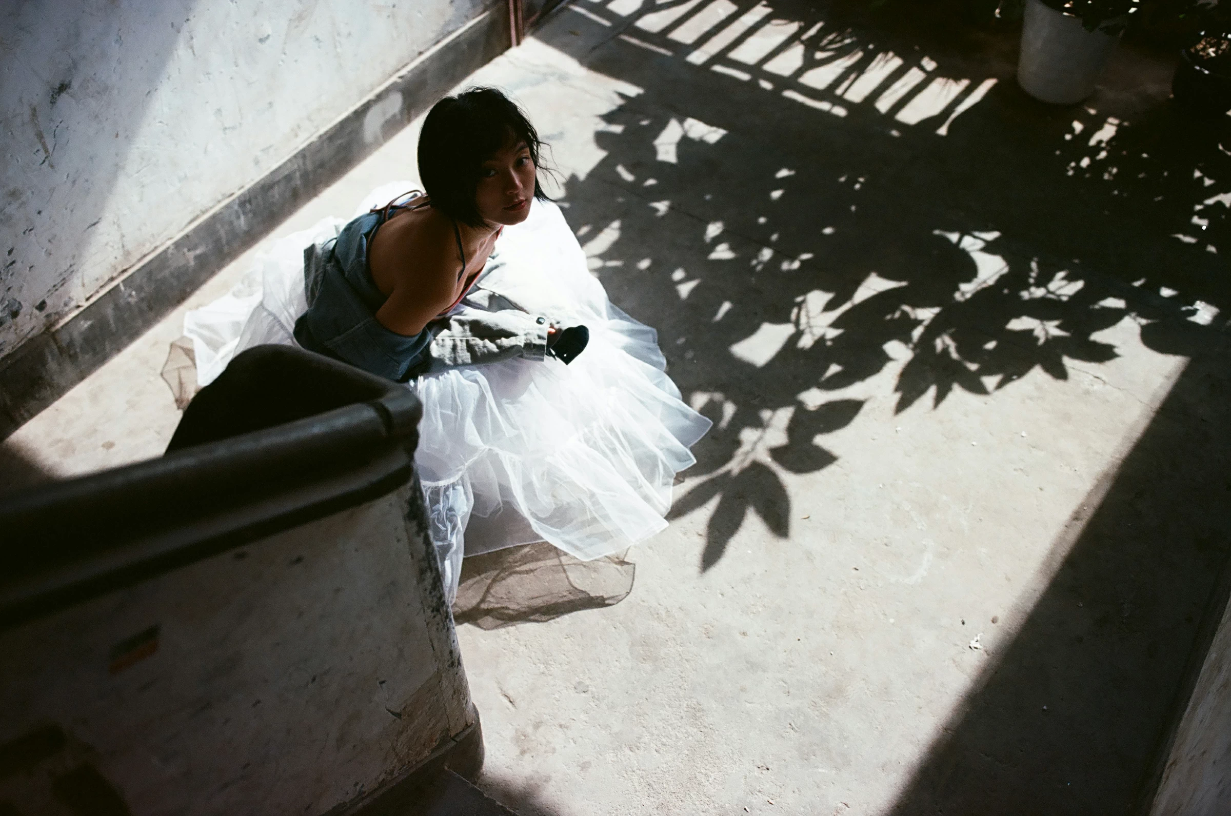 [YALAYI雅拉伊]NO.131 游街 米粒米粒 彩色背心与牛仔外套加白色透视裙私房写真集第7张