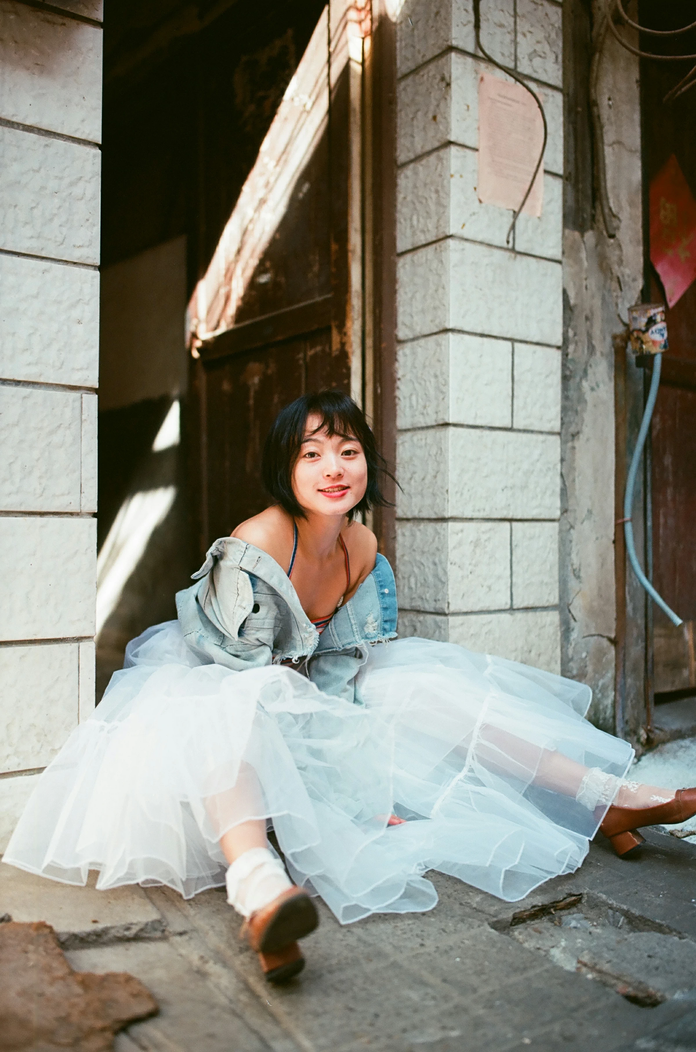 [YALAYI雅拉伊]NO.131 游街 米粒米粒 彩色背心与牛仔外套加白色透视裙私房写真集第7张