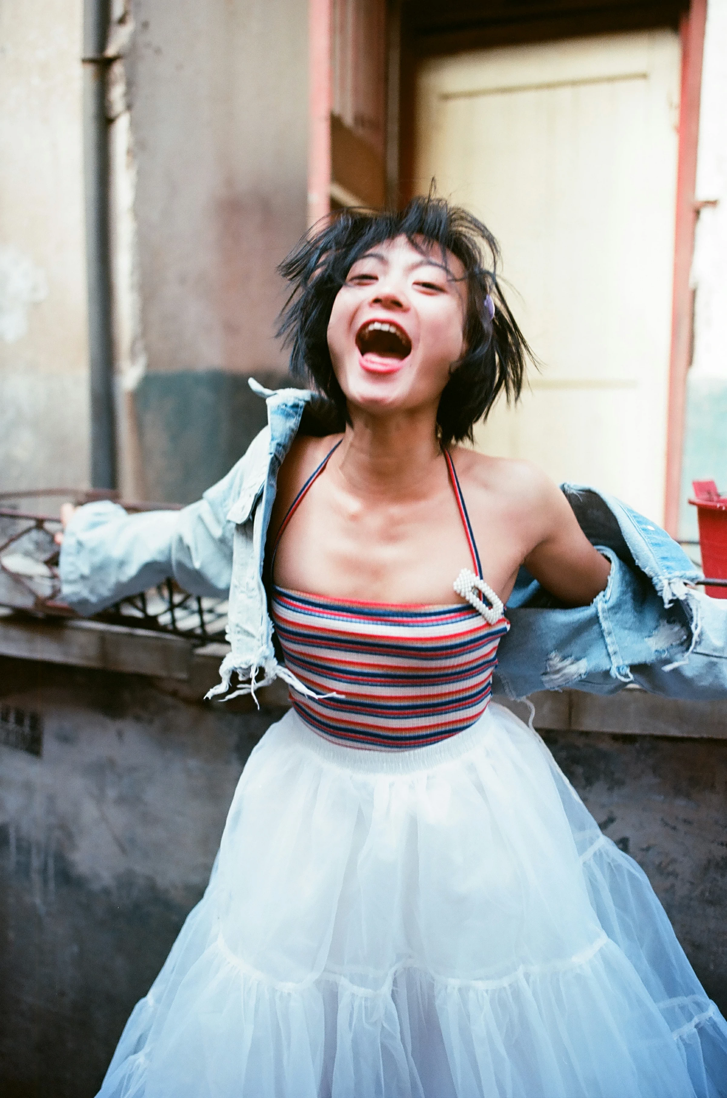 [YALAYI雅拉伊]NO.131 游街 米粒米粒 彩色背心与牛仔外套加白色透视裙私房写真集第8张