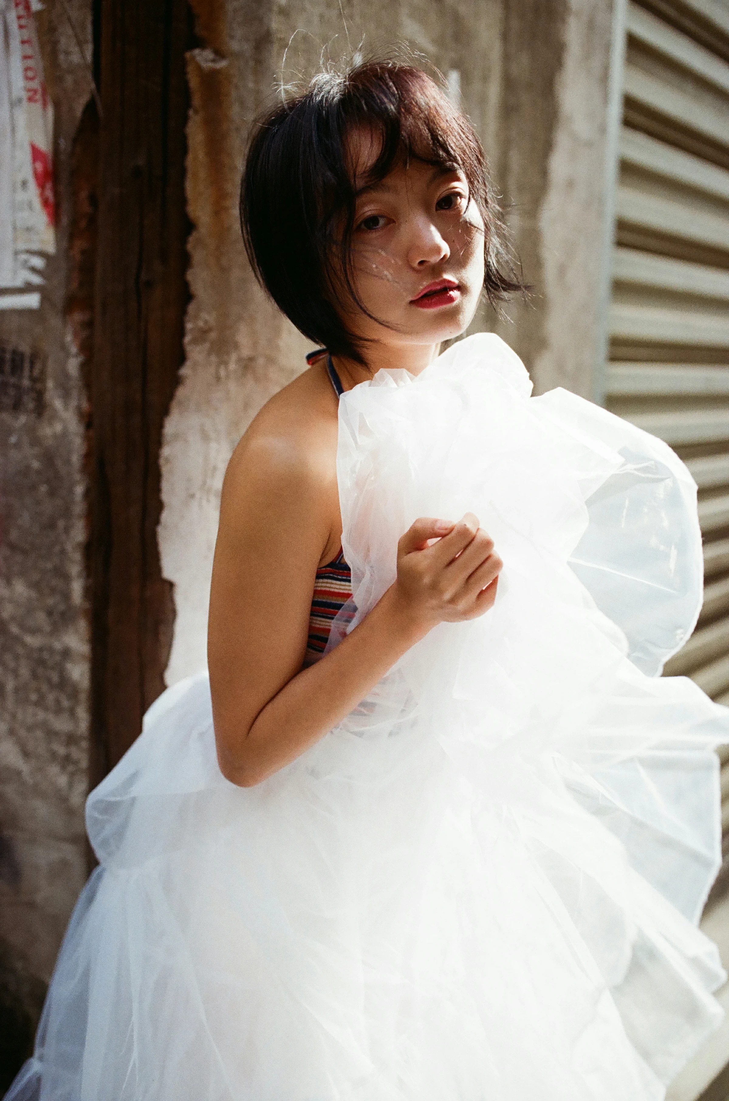 [YALAYI雅拉伊]NO.131 游街 米粒米粒 彩色背心与牛仔外套加白色透视裙私房写真集第13张