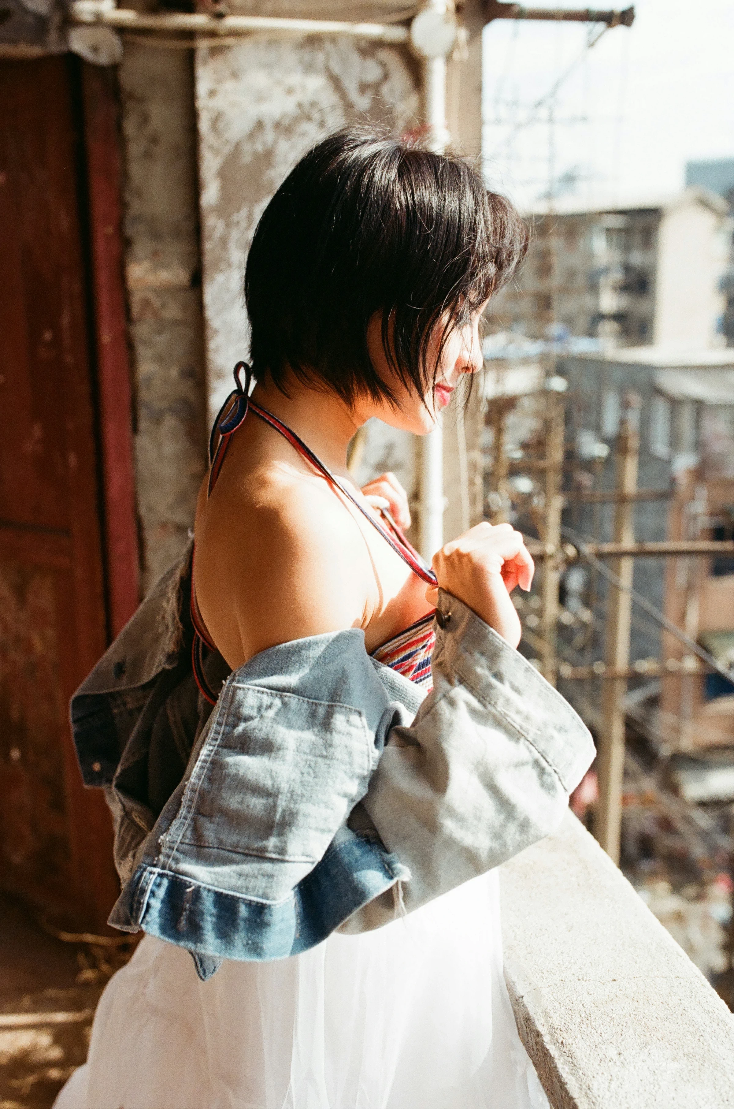 [YALAYI雅拉伊]NO.131 游街 米粒米粒 彩色背心与牛仔外套加白色透视裙私房写真集第17张