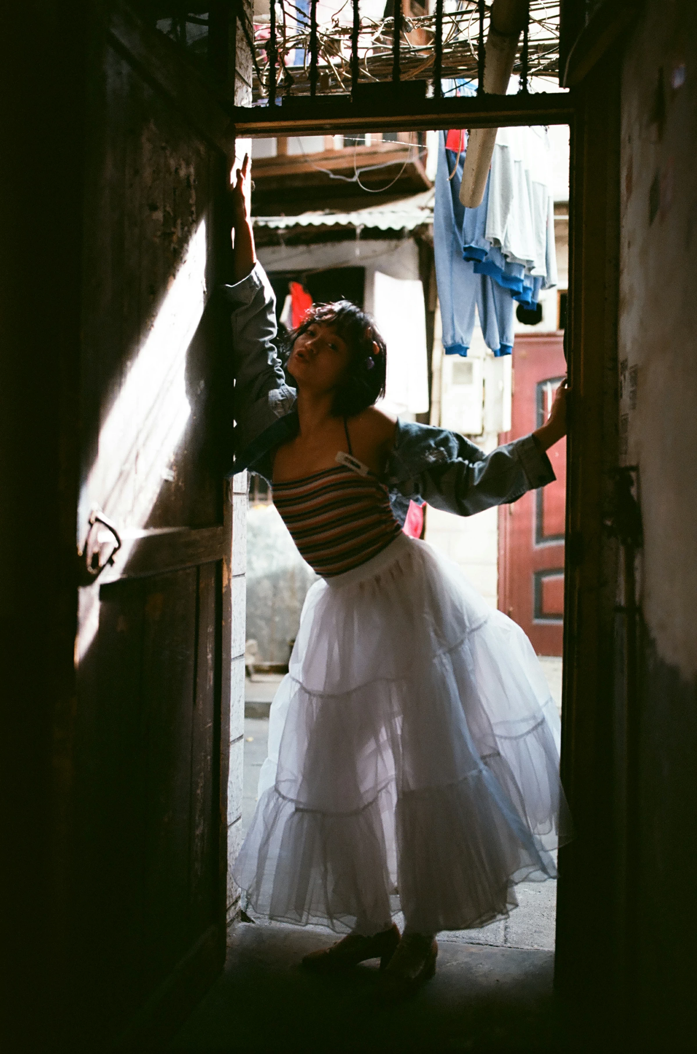 [YALAYI雅拉伊]NO.131 游街 米粒米粒 彩色背心与牛仔外套加白色透视裙私房写真集第21张