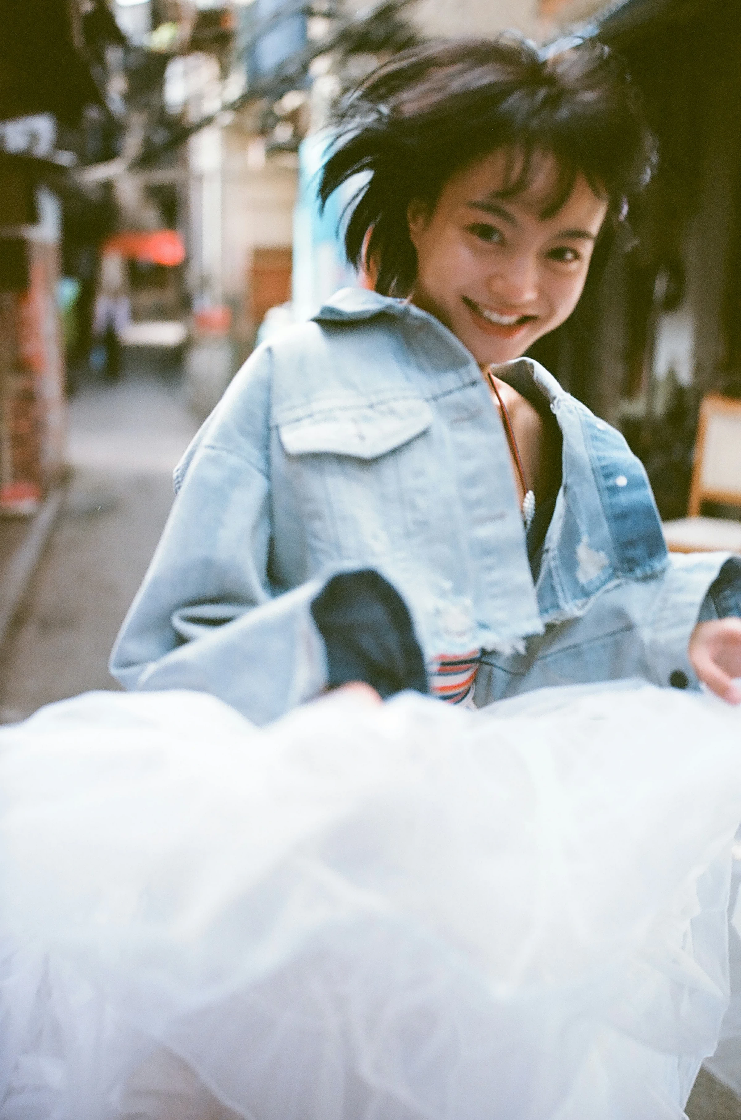 [YALAYI雅拉伊]NO.131 游街 米粒米粒 彩色背心与牛仔外套加白色透视裙私房写真集第22张