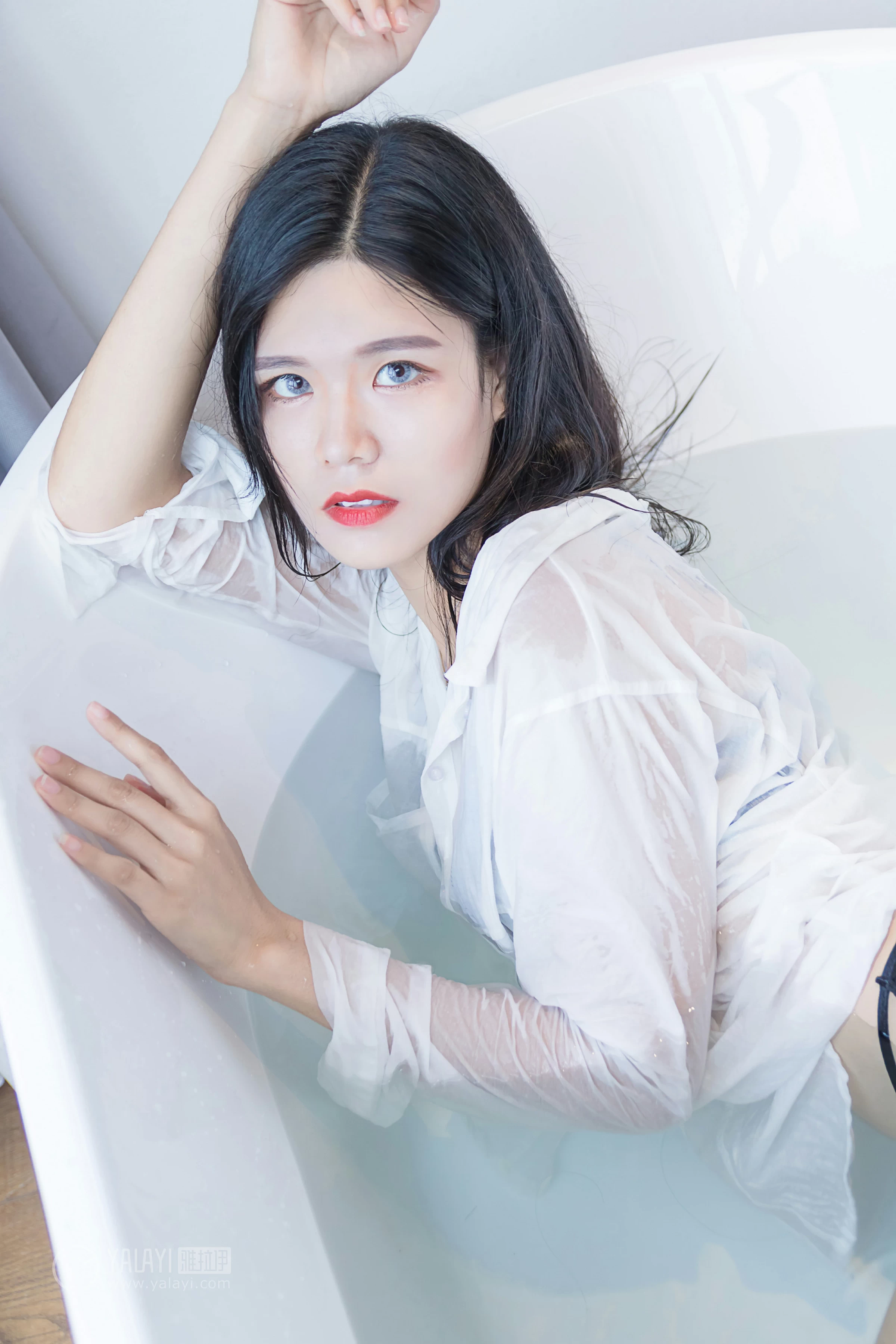 [YALAYI雅拉伊]NO.134 嬉水浴室 小灰 透视衬衫加黑色蕾丝镂空内衣性感私房写真集第4张