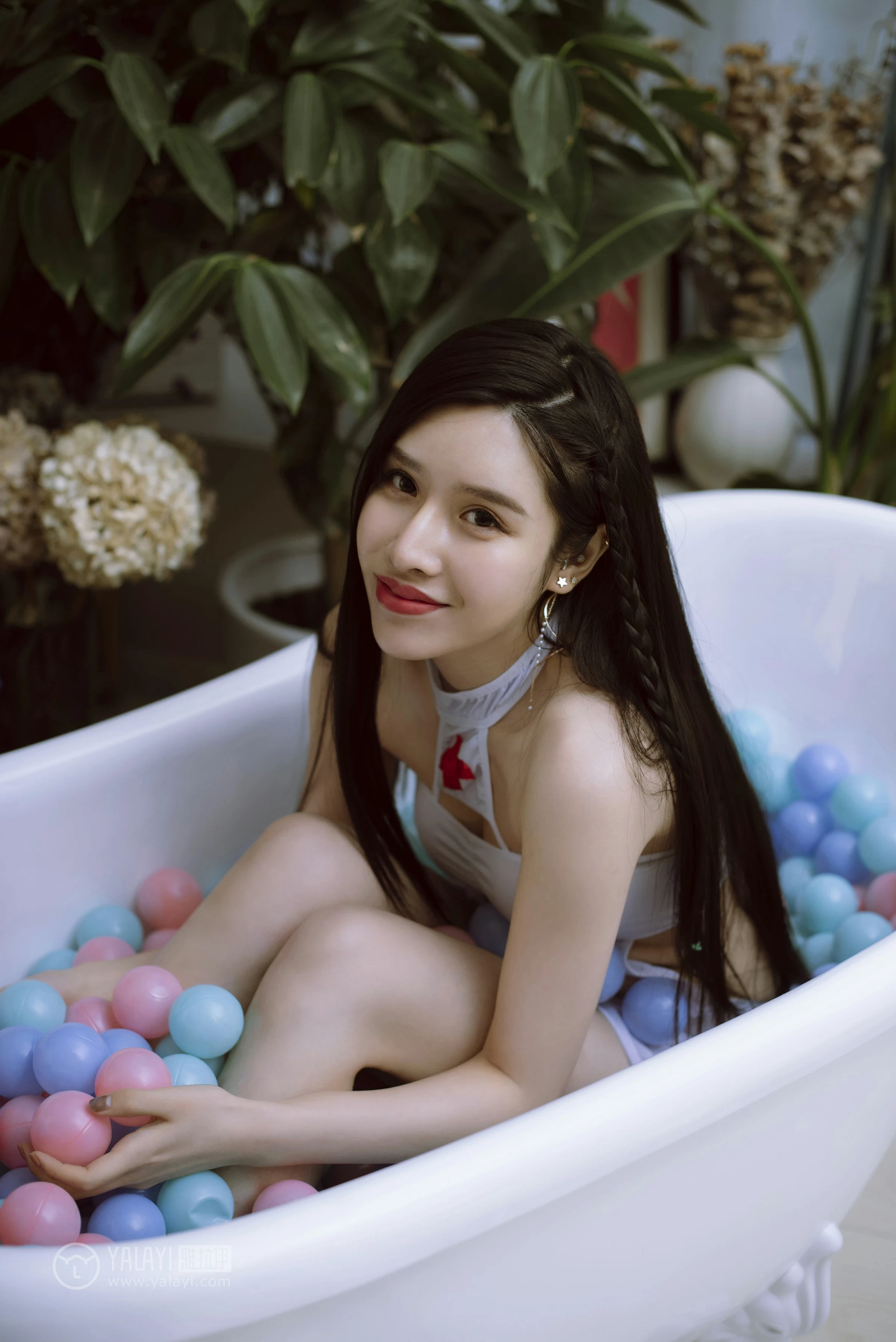 [YALAYI雅拉伊]NO.141 性感护士姐姐 颖莹 白色透视情趣制服内衣私房写真集第2张