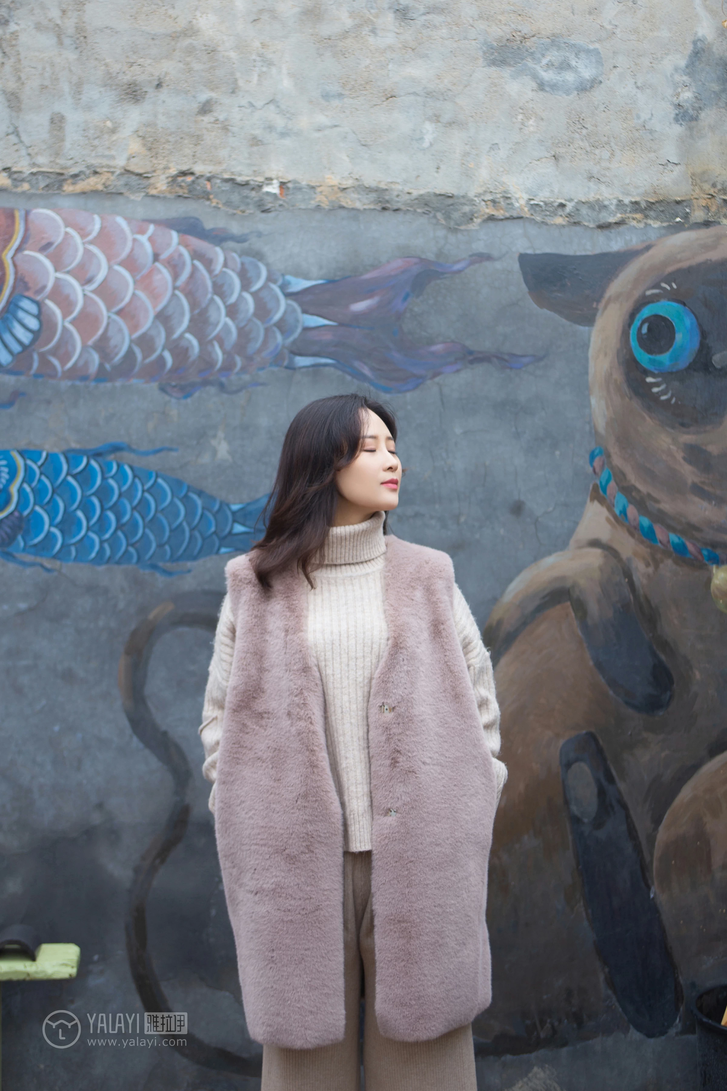 [YALAYI雅拉伊]NO.151 旅行日记 毛毛 米色毛衣加休闲长裤私房写真集第1张