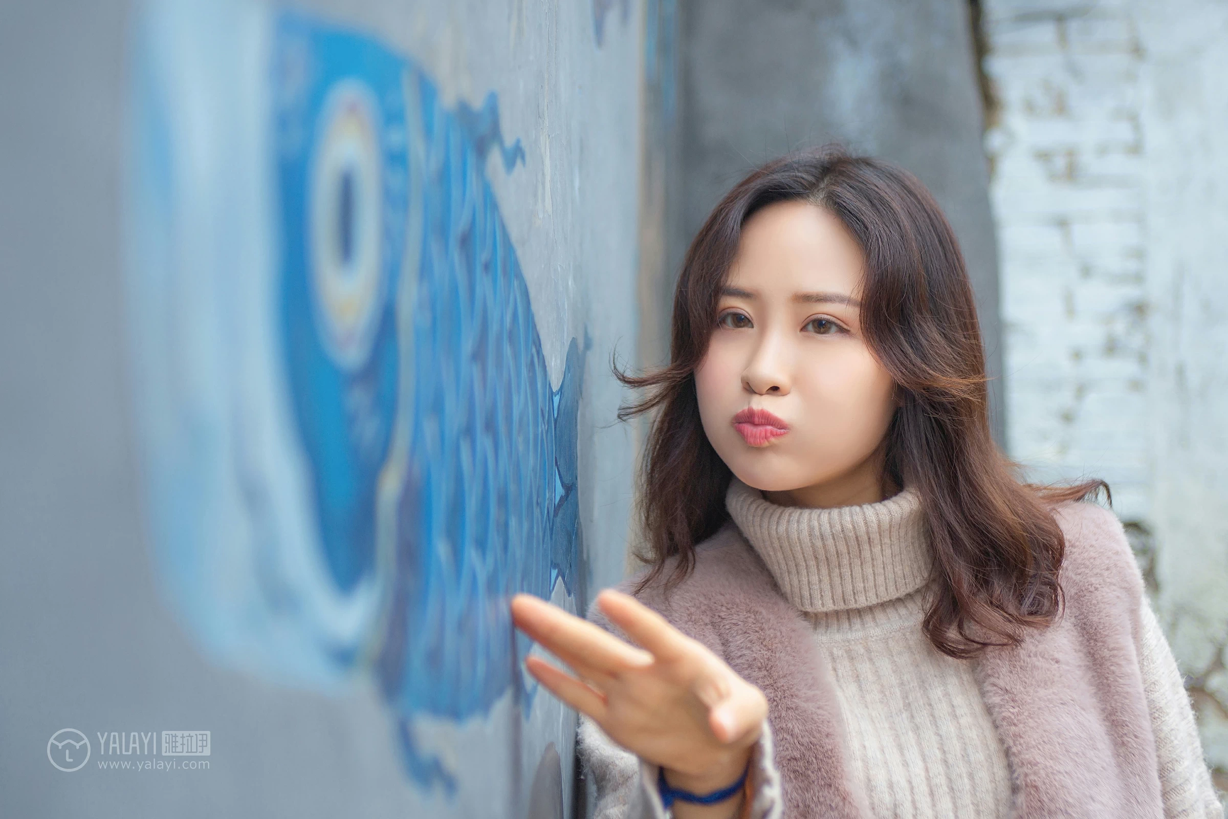 [YALAYI雅拉伊]NO.151 旅行日记 毛毛 米色毛衣加休闲长裤私房写真集第2张