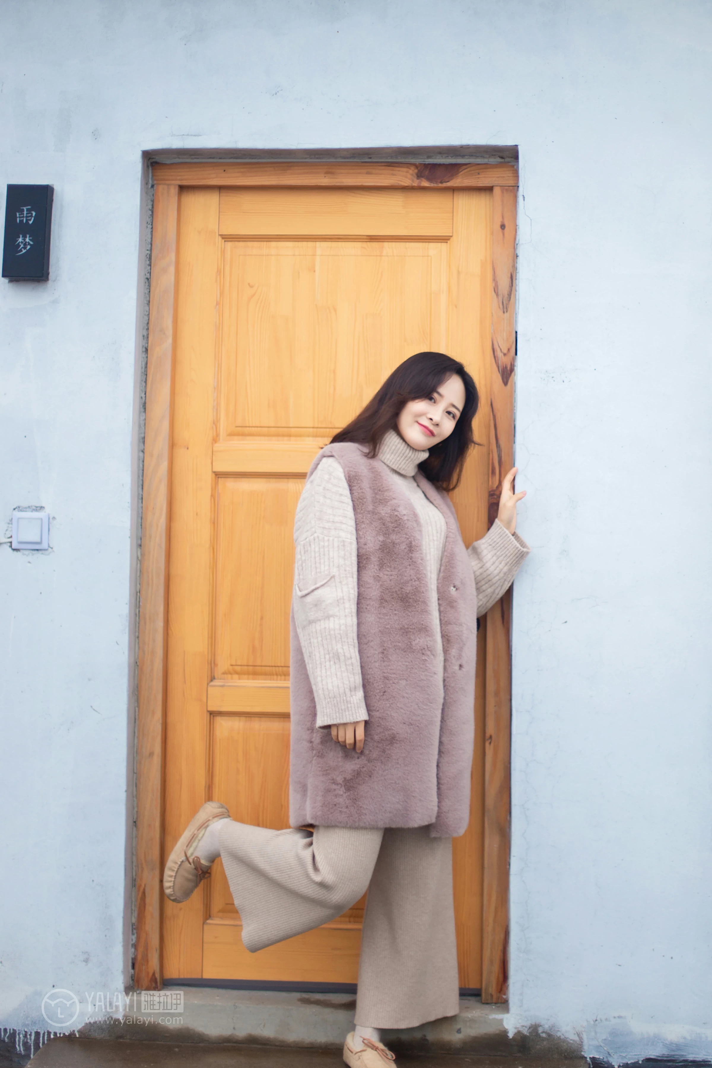 [YALAYI雅拉伊]NO.151 旅行日记 毛毛 米色毛衣加休闲长裤私房写真集第11张