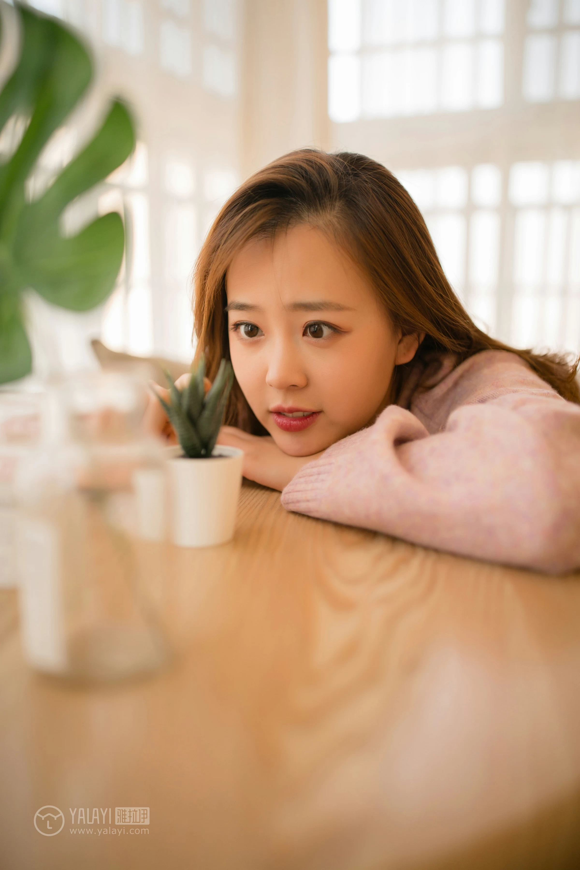 [YALAYI雅拉伊]NO.152 亲爱的同居女友 张雨青 粉色毛衣加灰色短裤性感私房写真集第8张